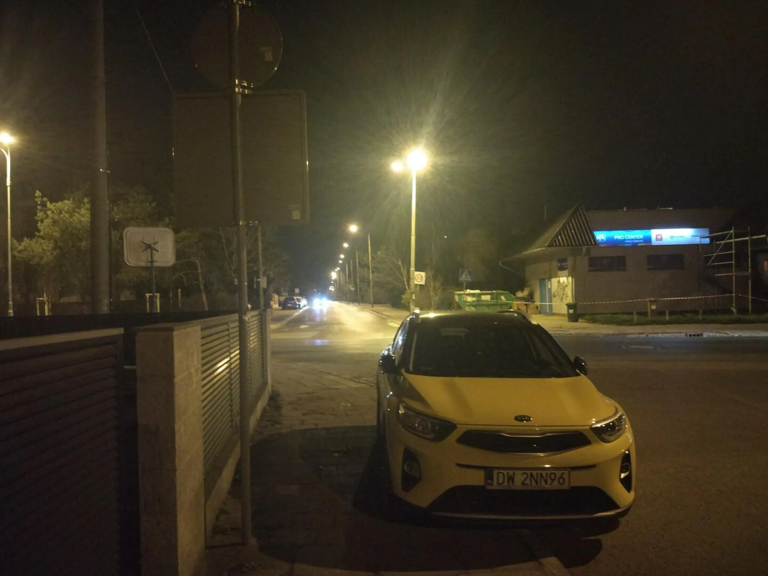 Parkuje zostawiając mniej niż 1,5m na przejście dla pieszych