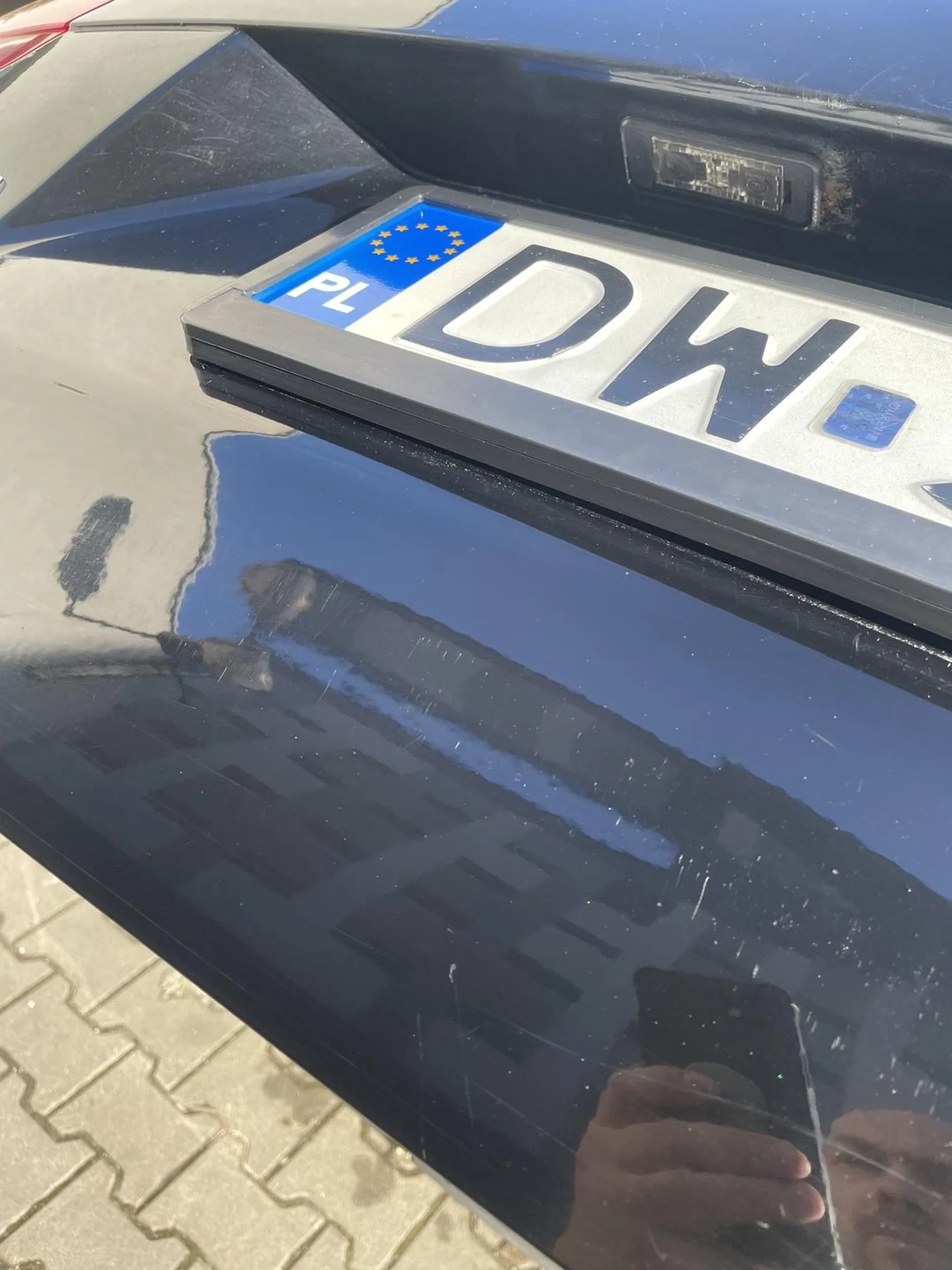 Kierowca( ryba taxi) wjechał w moje auto, z braku czasu umówiliśmy się na spokojnie na następny dzień się spotkać,  on zablokował  mój numer telefonu i się nie odzywa