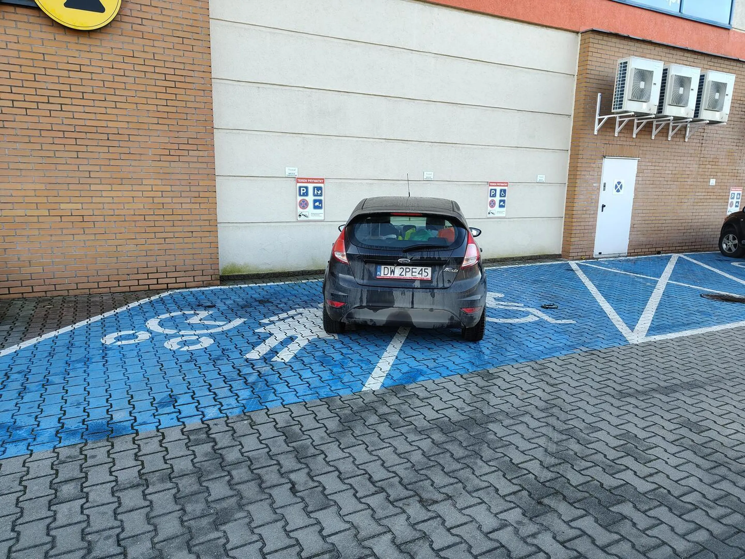 A weź jej zwróć uwagę ?