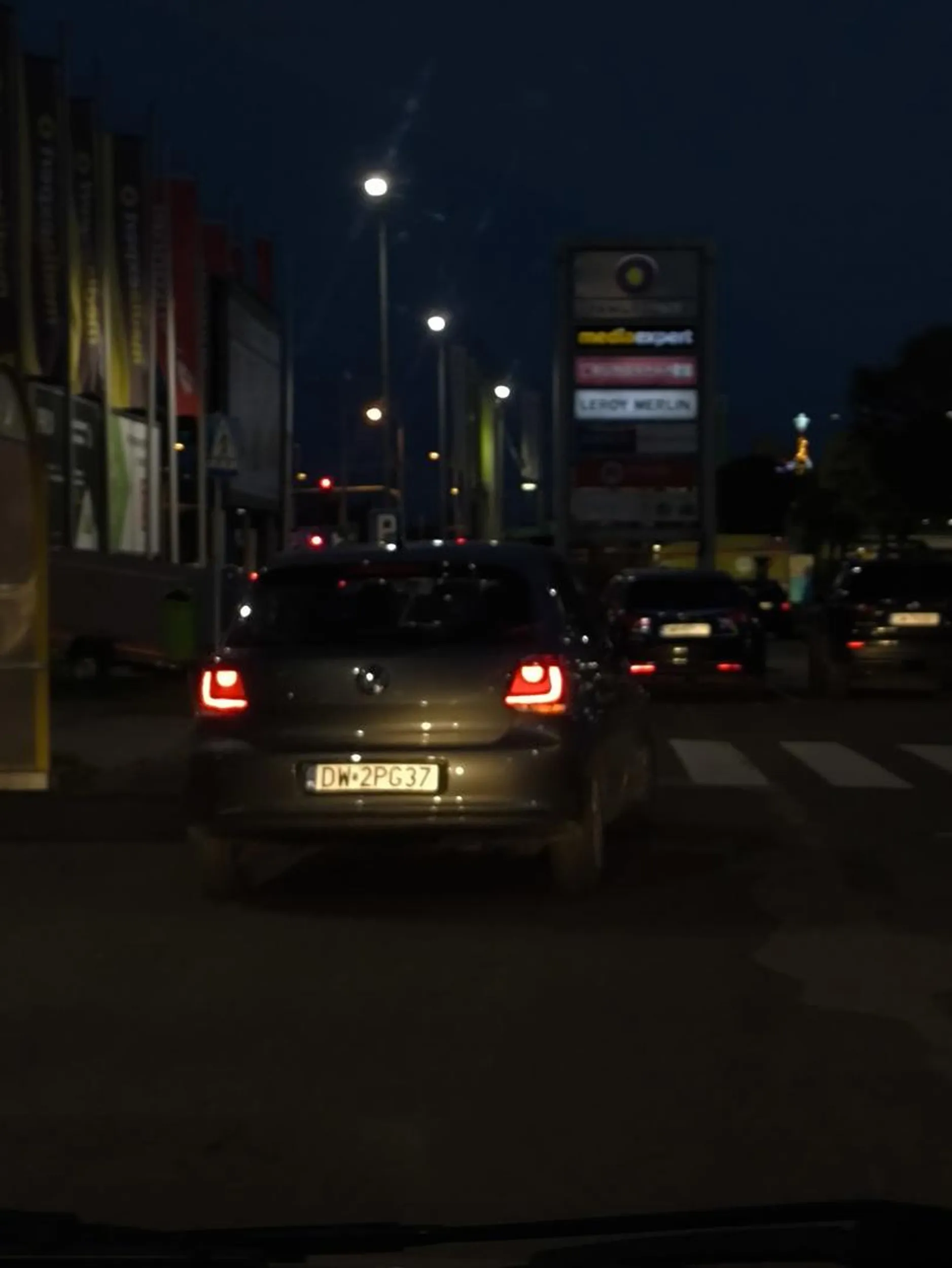Jedzie I hamuje na pustej drodze robi awaryjną sytuację a na parkingu to wgl żółw by go wyprzedził