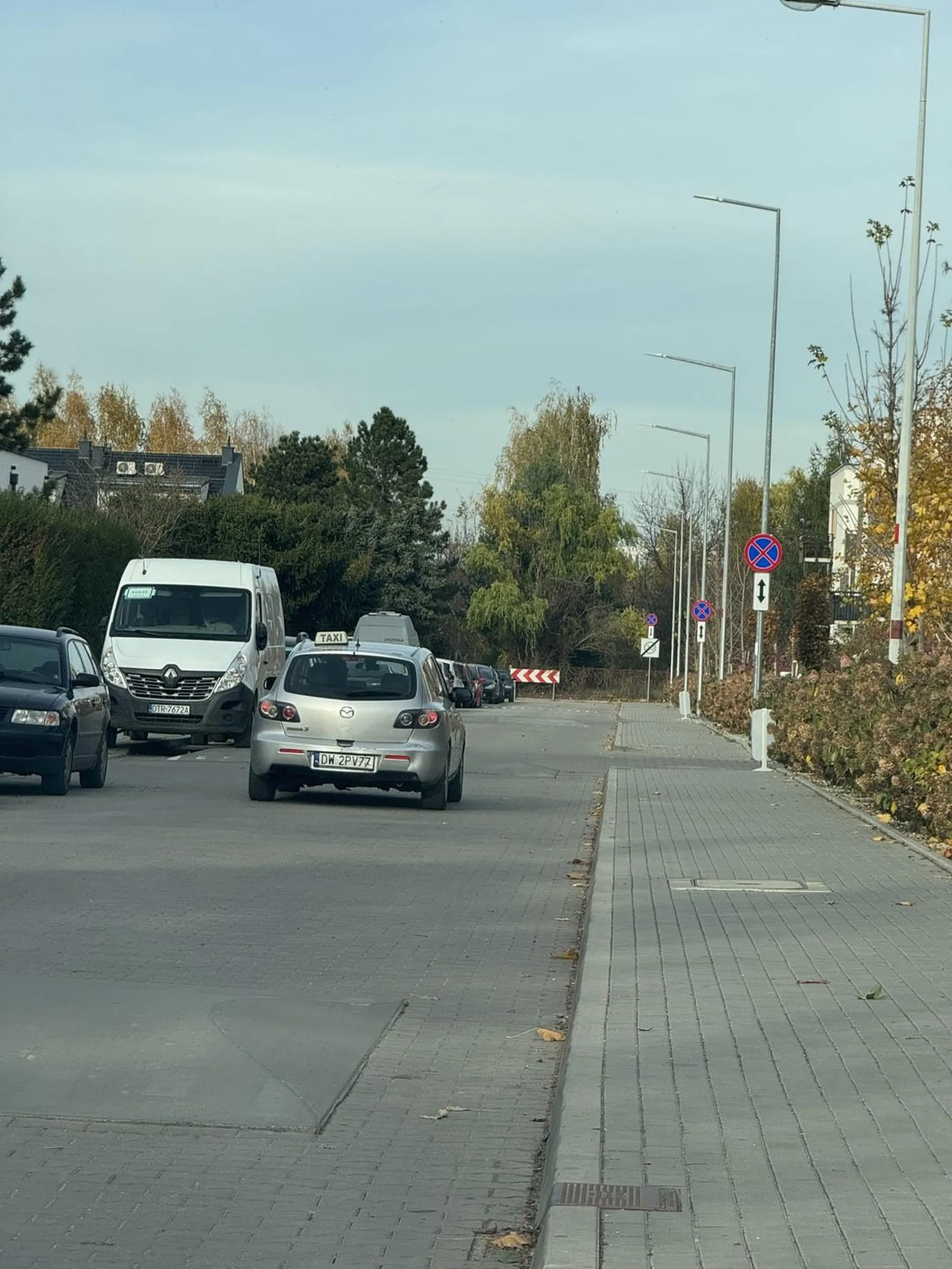 Agresywny taksówkarz, trąbi i Macha rękoma i szybko jeździ uważać