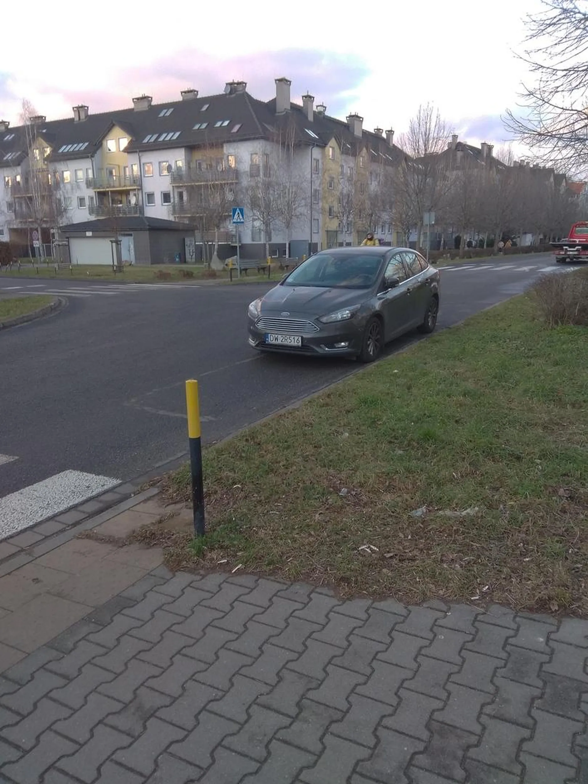 Następnym razem idiotko zaparkuj 20m dalej. Będziesz miała bliżej do paczkomatu i nie będziesz parkować w odleglosci mniejszej niż 10m od przejścia dla pieszych i dodatkowo w obrębie skrzyżowania ulic.