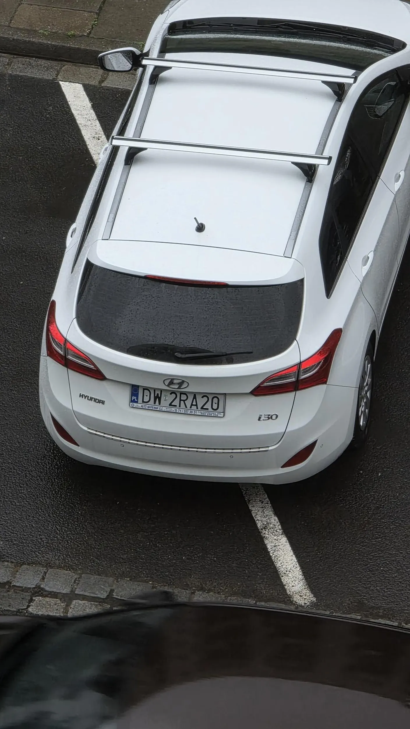 Idealne parkowanie w wyznaczonych liniach. Przecież szerokie auto mam.