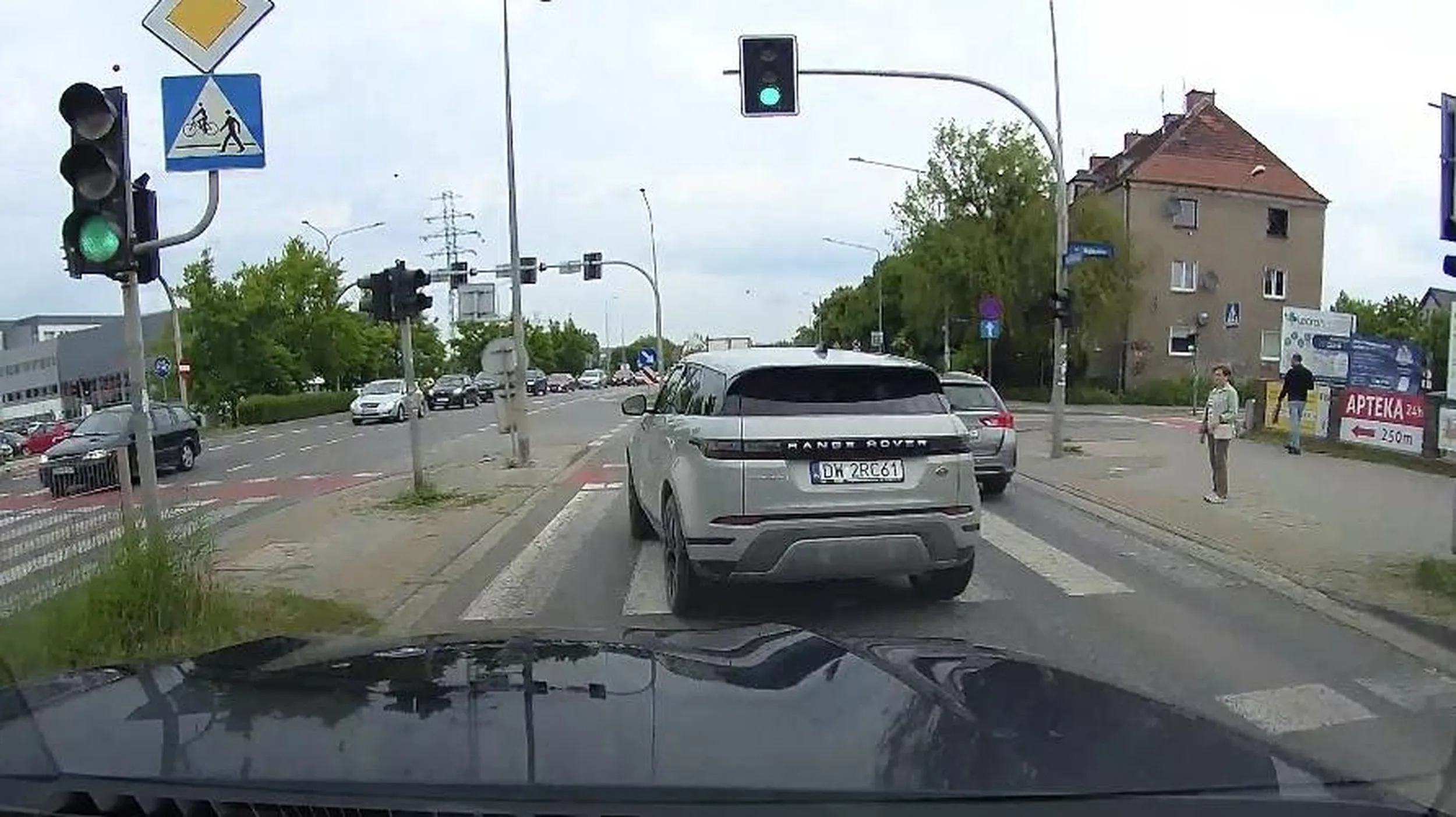 Straszny burak i frustrat. Bardzo niebezpieczne manewry w terenie zabudowanym.  O mały włos spowodowałby wypadek złośliwie i raptownie zajeżdżając drogę