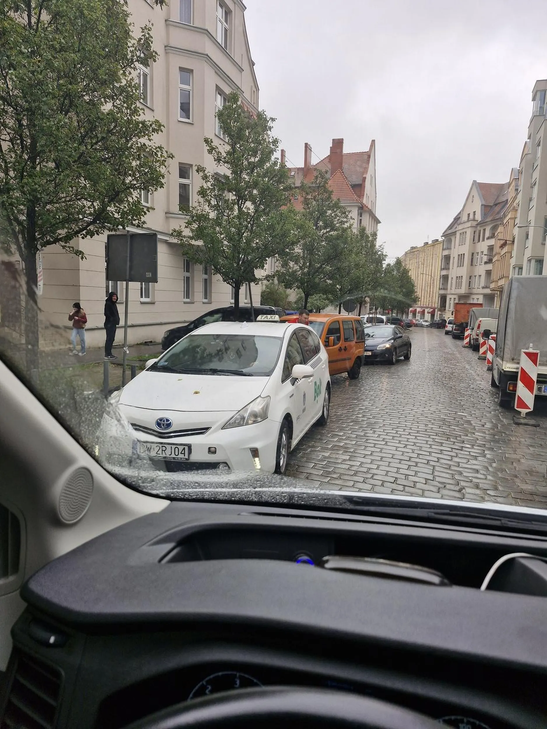 Kierowca Bolta uniemożliwia przejazd na drodze dwukierunkowej i blokuje ruch podjeżdżając pod maskę i trąbiąc na mnie. Mimo iż wystarczyło podjechać bliżej swojej prawej strony jezdni i byśmy się oboje zmieścili.