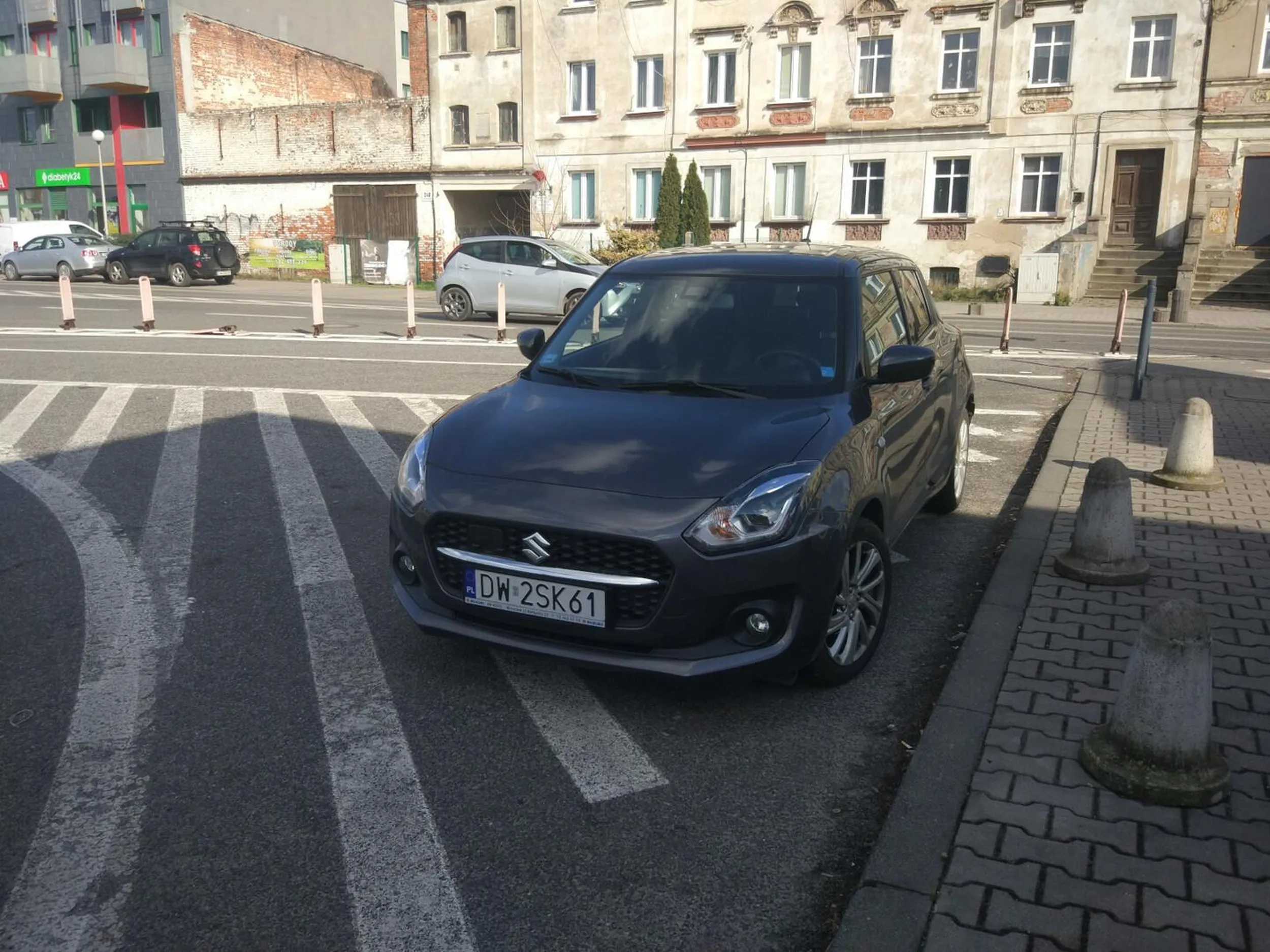 Parkowanie na powierzchni wyłączonej z ruchu przez znak poziomy P-21