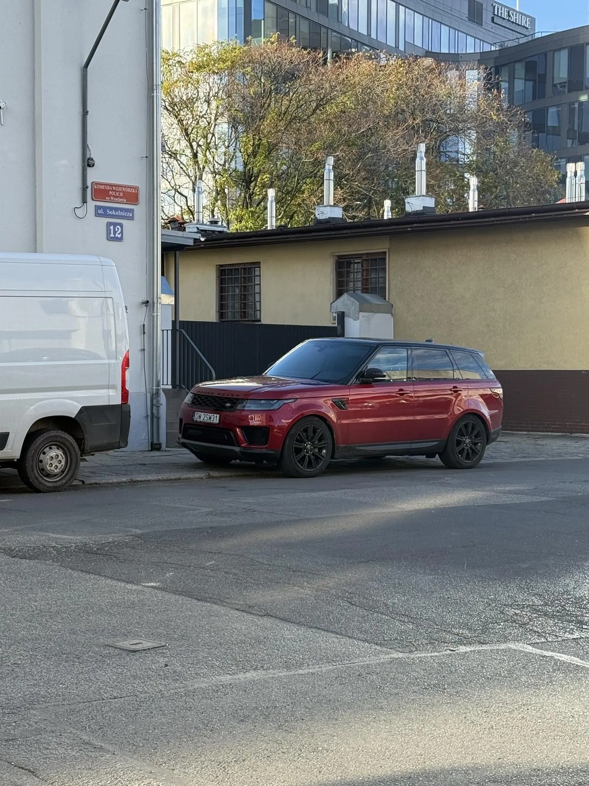 Radziłabym pomyśleć gdzie się parkuje, bo parkowanie 20 cm od bramy komendy wojewódzkiej nie jest za dobrym pomysłem i przez takich jak ty wszyscy dostają mandaty