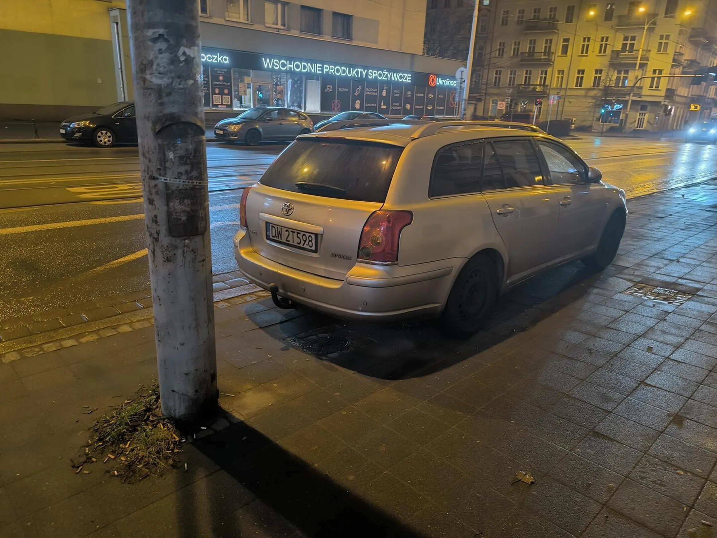 Parkowanie na przystanku tramwajowym.