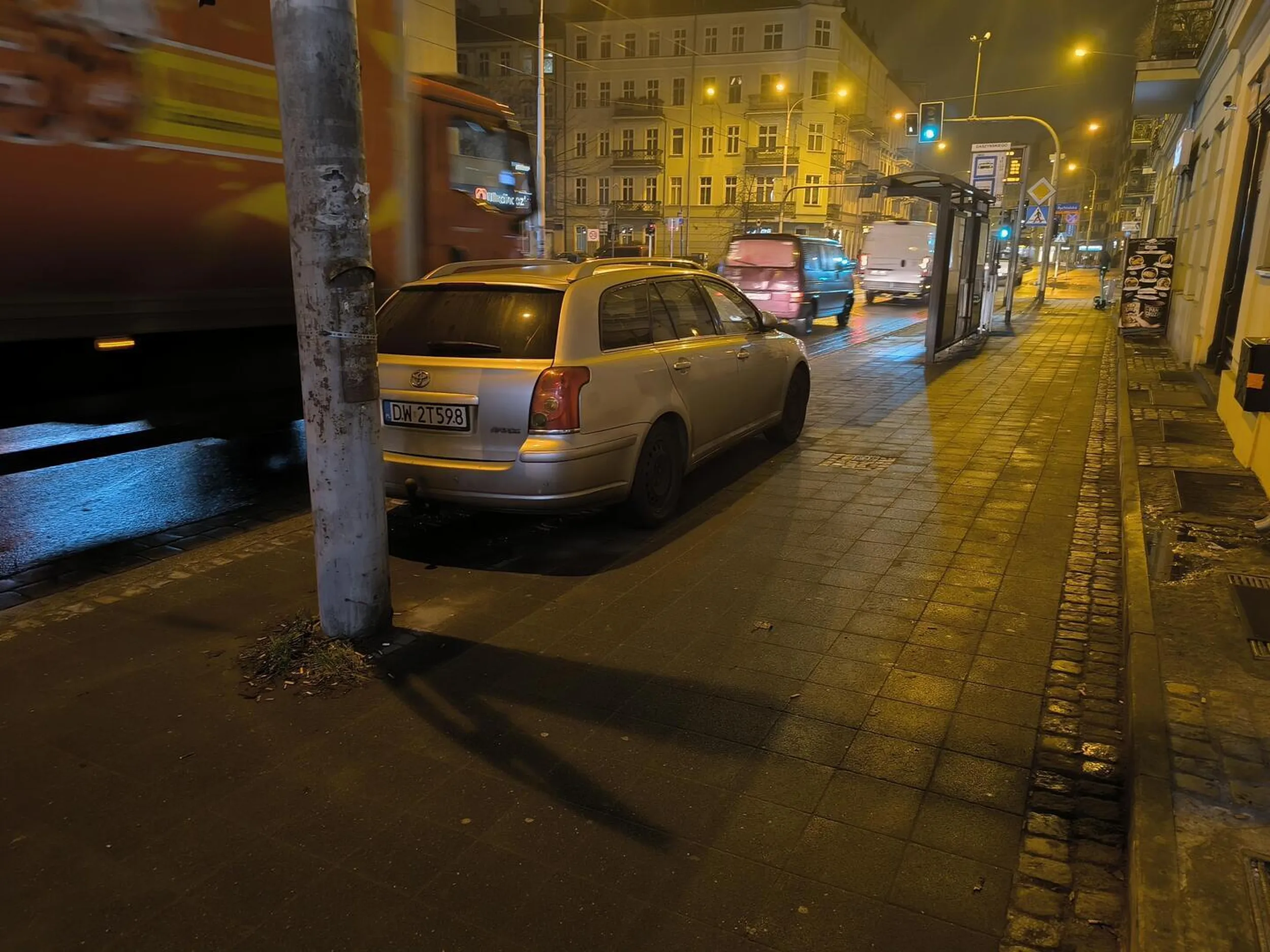 Parkowanie na przystanku tramwajowym.