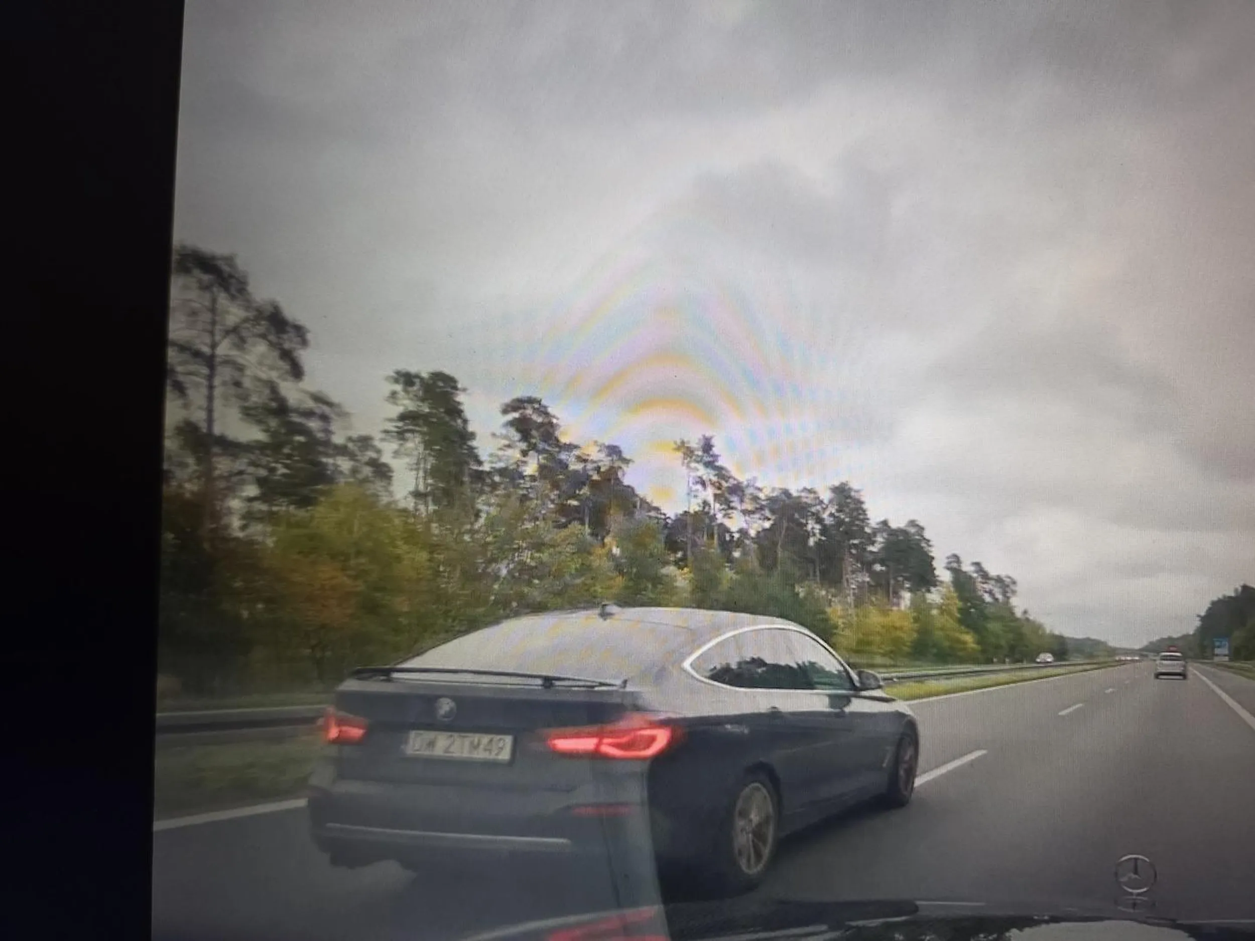 Kierowca BMW miga światłami chcąc wyprzedzić a potem z nerwów ,że za wolno jedziesz zajeżdża niebezpiecznie drogę ,mam nagranie,zachowuje się jak by miał coś z głową,może pozbawić kogoś życia!