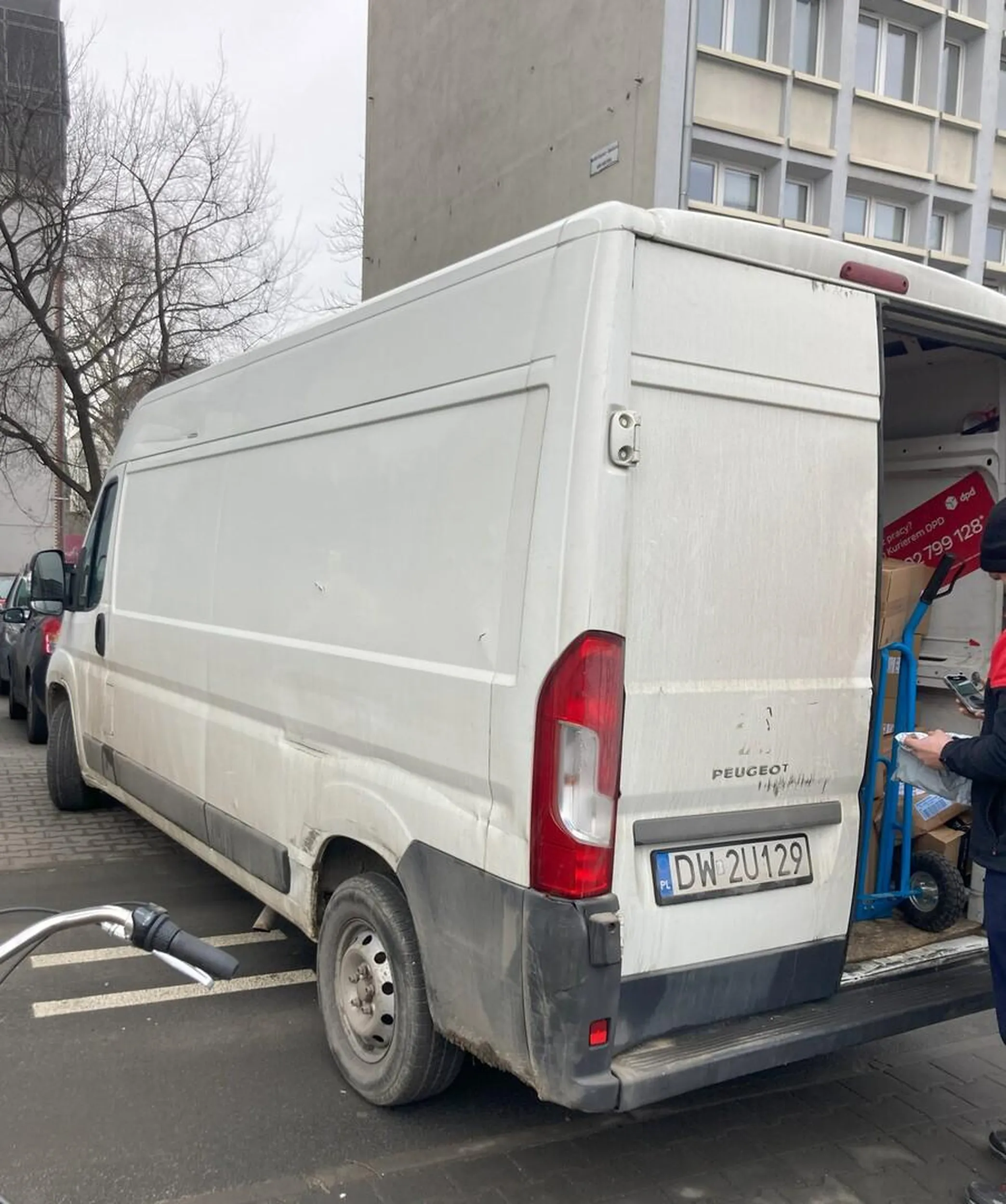 Dowoziciel ciepłych bułeczek całkowicie zablokował chodnik, drogę dla rowerów i wjazd do bramy, zmuszając ludzi do łażenia po trawie.