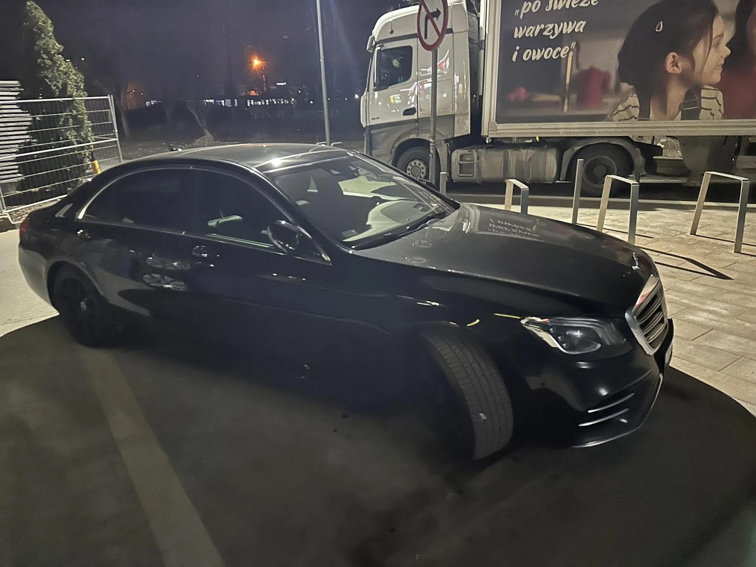 Widać że gwiazda zasłania widok bo parkować to to nie potrafi