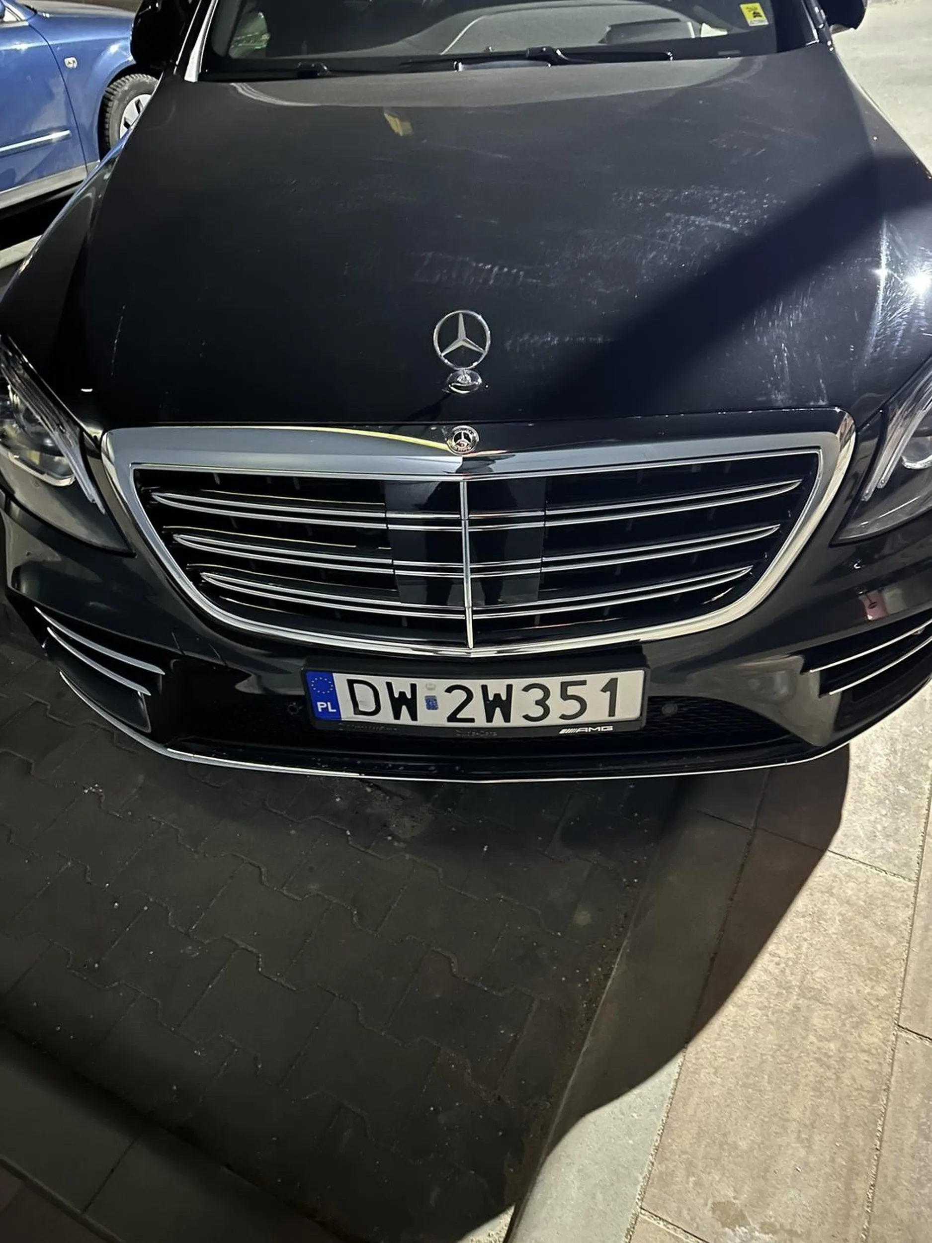 Widać że gwiazda zasłania widok bo parkować to to nie potrafi