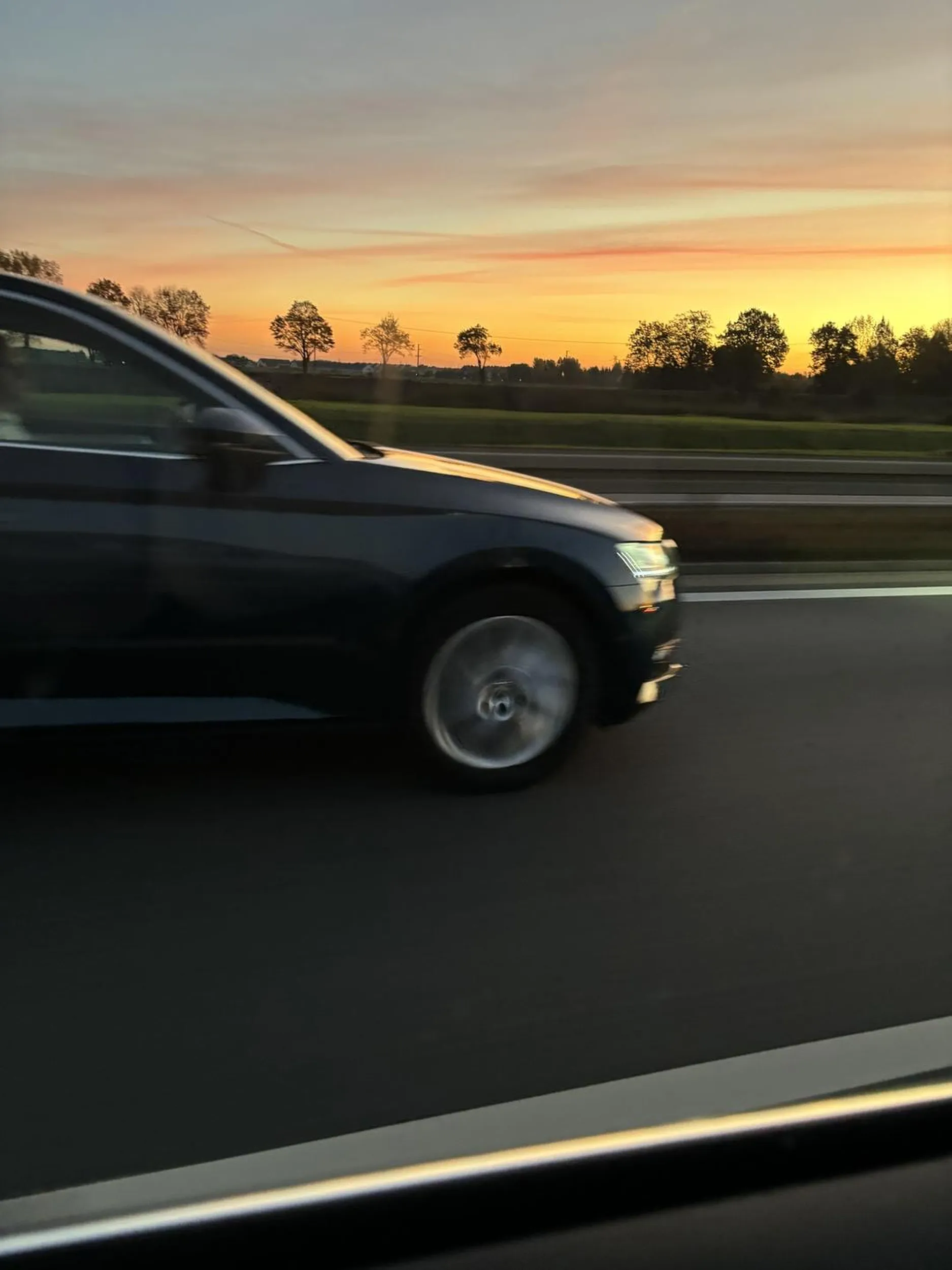 Sytuacja miała miejsce kiedy wyprzedzałem tira, z prędkością 140 km/h. Knur migał długimi, wyprzedził na gazetę a następnie wyhamował do zera. Szkoda, że nie mam kamery.