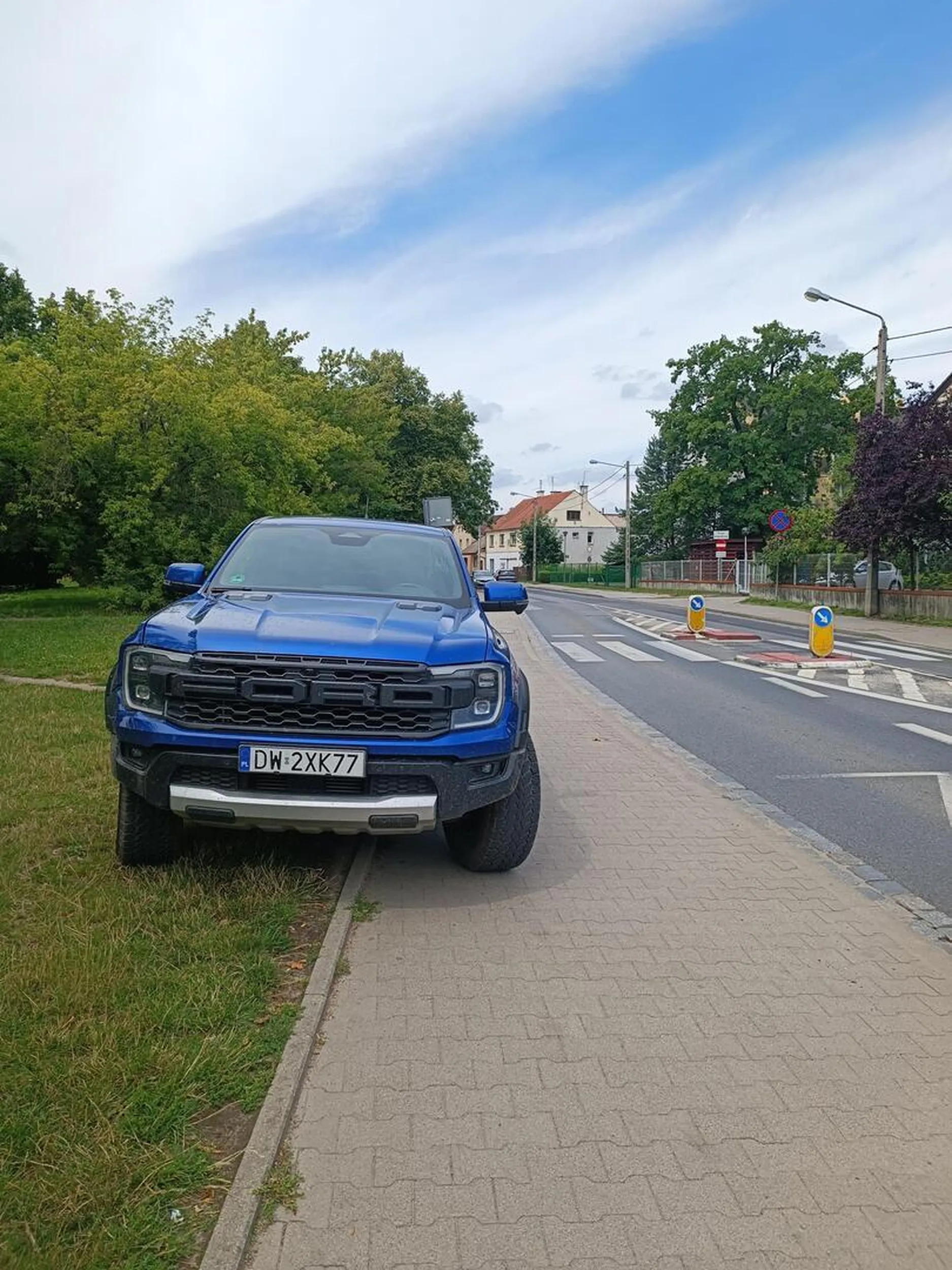 właściciel pomylił parking z chodnikiem i trawnikiem