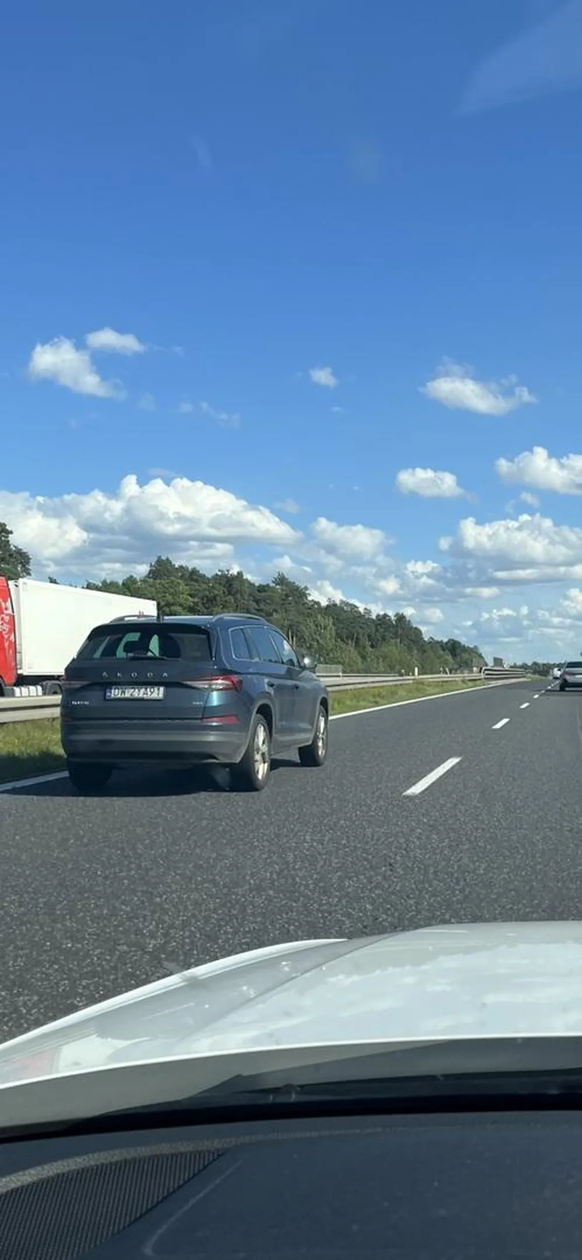 Ciota w skodzie która podjezdza pod zderzak na autostradzie