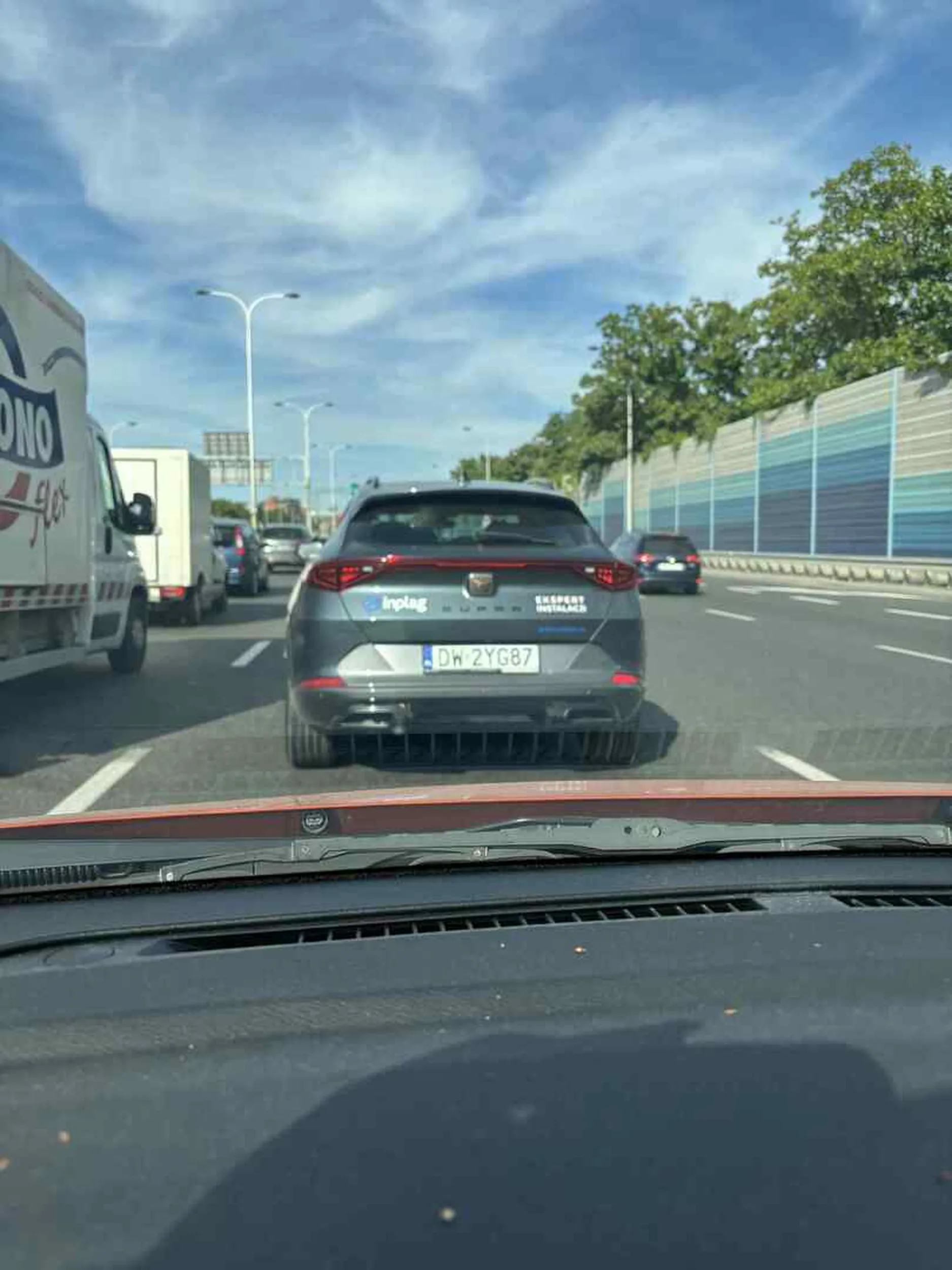 Pojebuska jakas wozi się po Warszawie i nie ma orientacji jak jeździć bezpiecznie. Żal.pl PS. Jeździ służbowym autem?