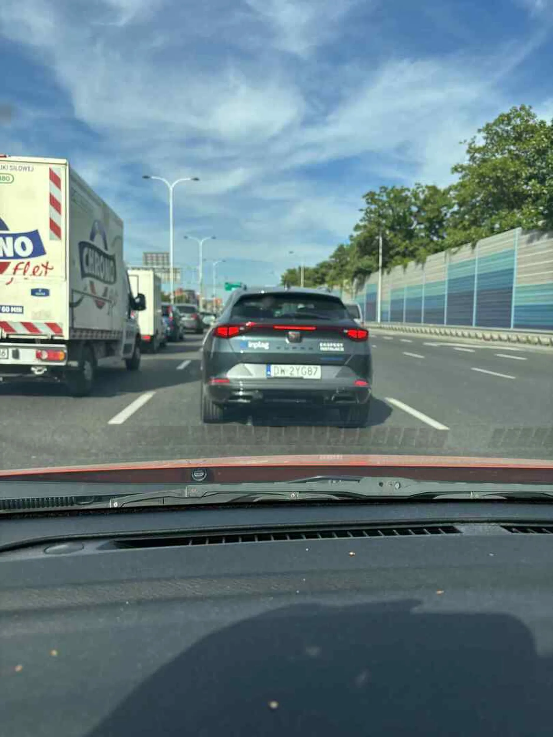 Pojebuska jakas wozi się po Warszawie i nie ma orientacji jak jeździć bezpiecznie. Żal.pl PS. Jeździ służbowym autem?