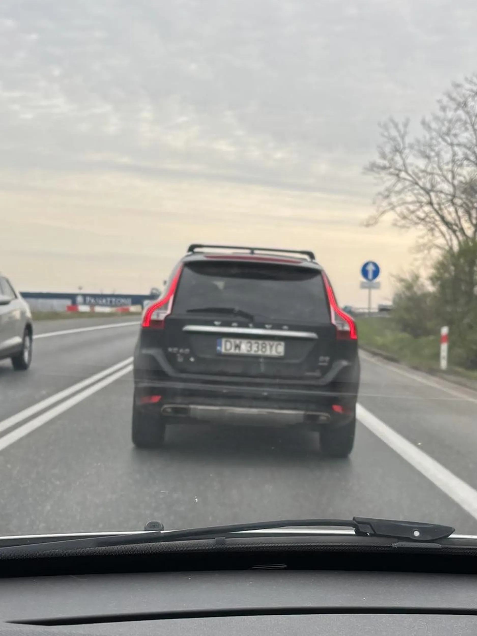 Wymusza pierwszeństwo na rondzie. Bielany Wrocławskie