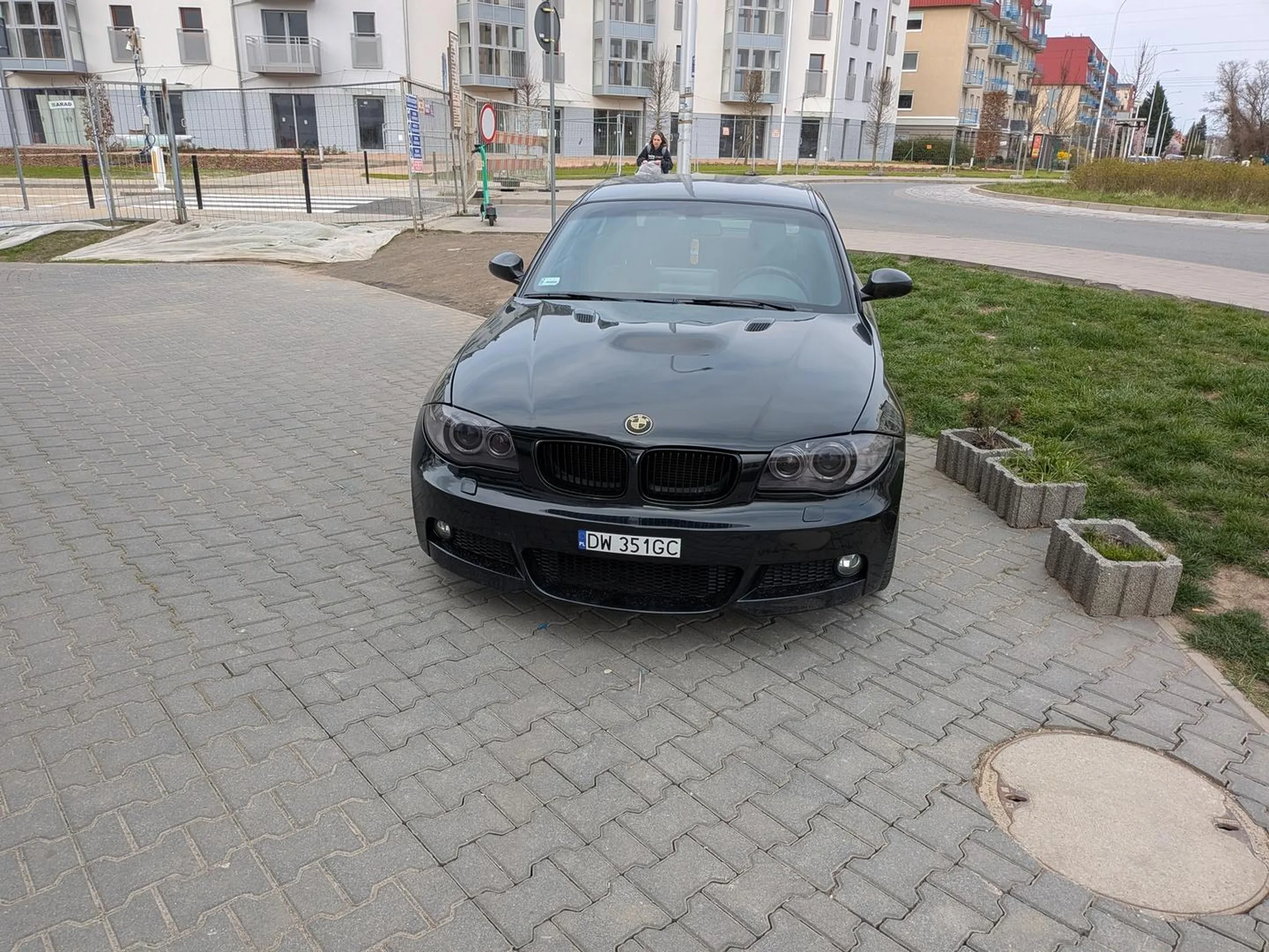 Ma podrobioną tablicę, co jest przestępstwem xD żeby nie zakrywała mu starego bmw XD
