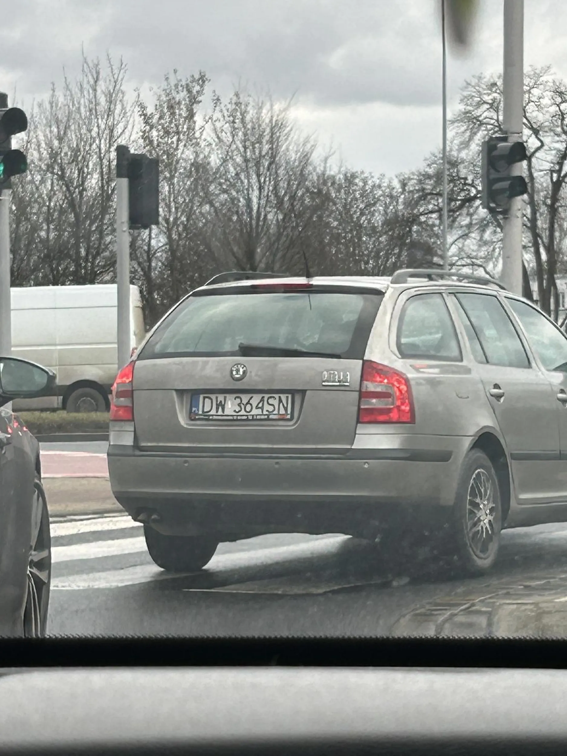 Niech ktoś przekaże temu dziadziusiowi żeby przesiadł się na MKS bo już nie nadaje się do prowadzenia auta.. nie skręca na zielonym, zatrzymuje się na pasach (nie przed tylko na ..) no niebezpieczeństwo na drodze niestety