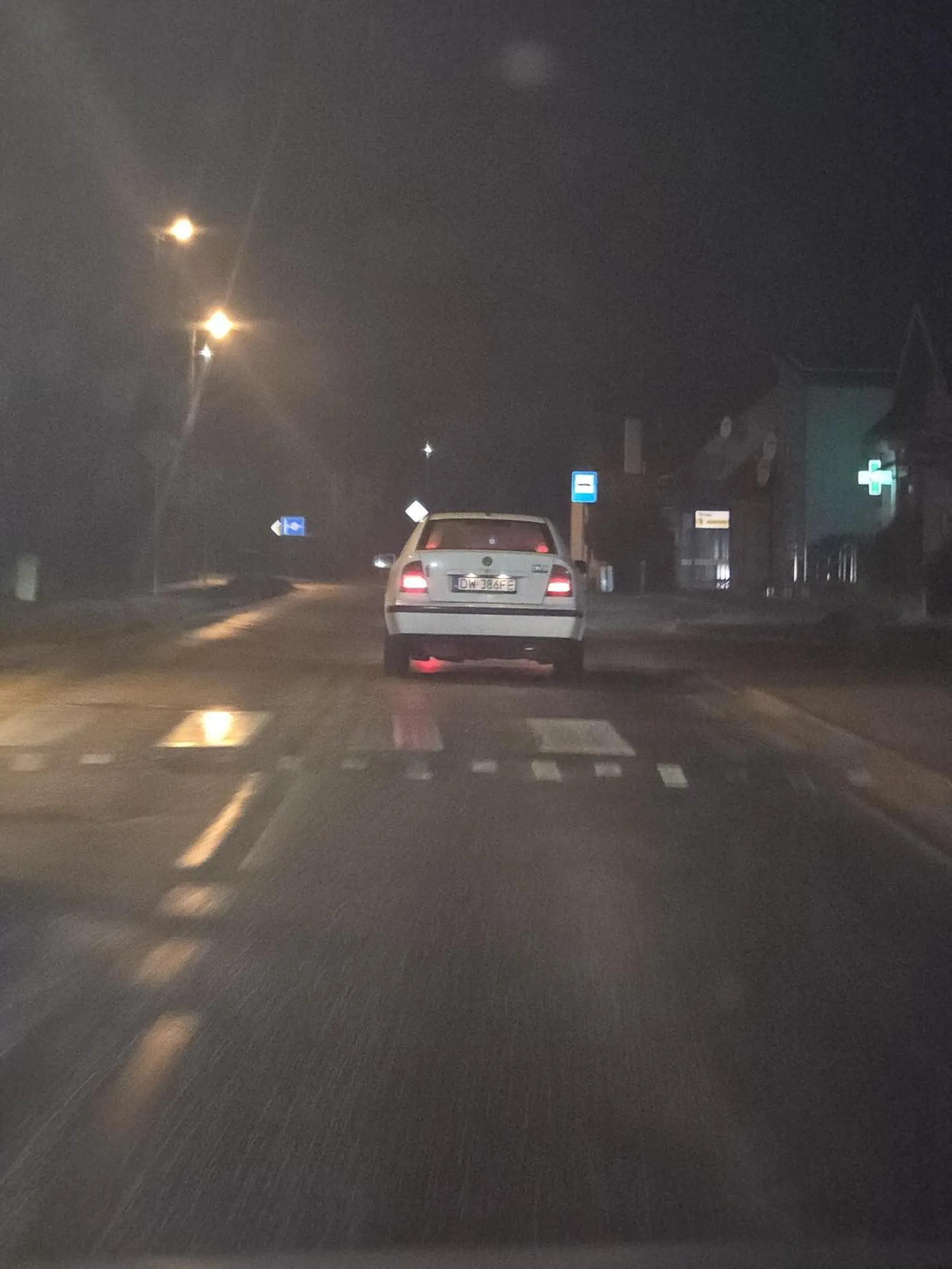 Degenerat w Białej skodzie octavi wyprzedza na podwójnej ciągłej w terenie zabudowanym. Jeszcze gdybym wolno jechał to bym jakoś zrozumieć próbował.