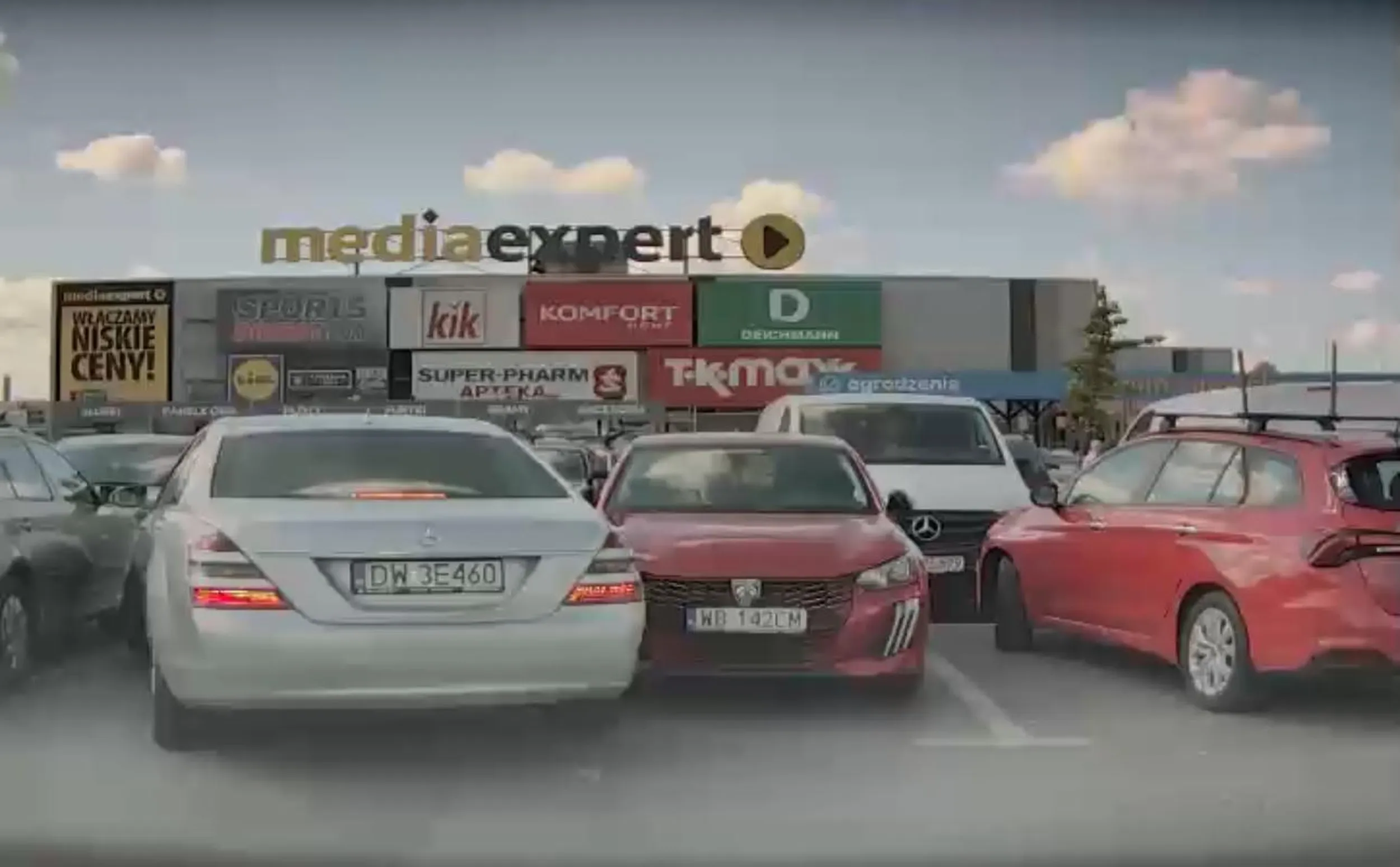 Pan nie ogarnia parkowania, pod Castoramą uszkadza auto stojące obok, po zwróceniu uwagi, wychodzi, ogląda, wskakuje do swojej S klasy i ucieka