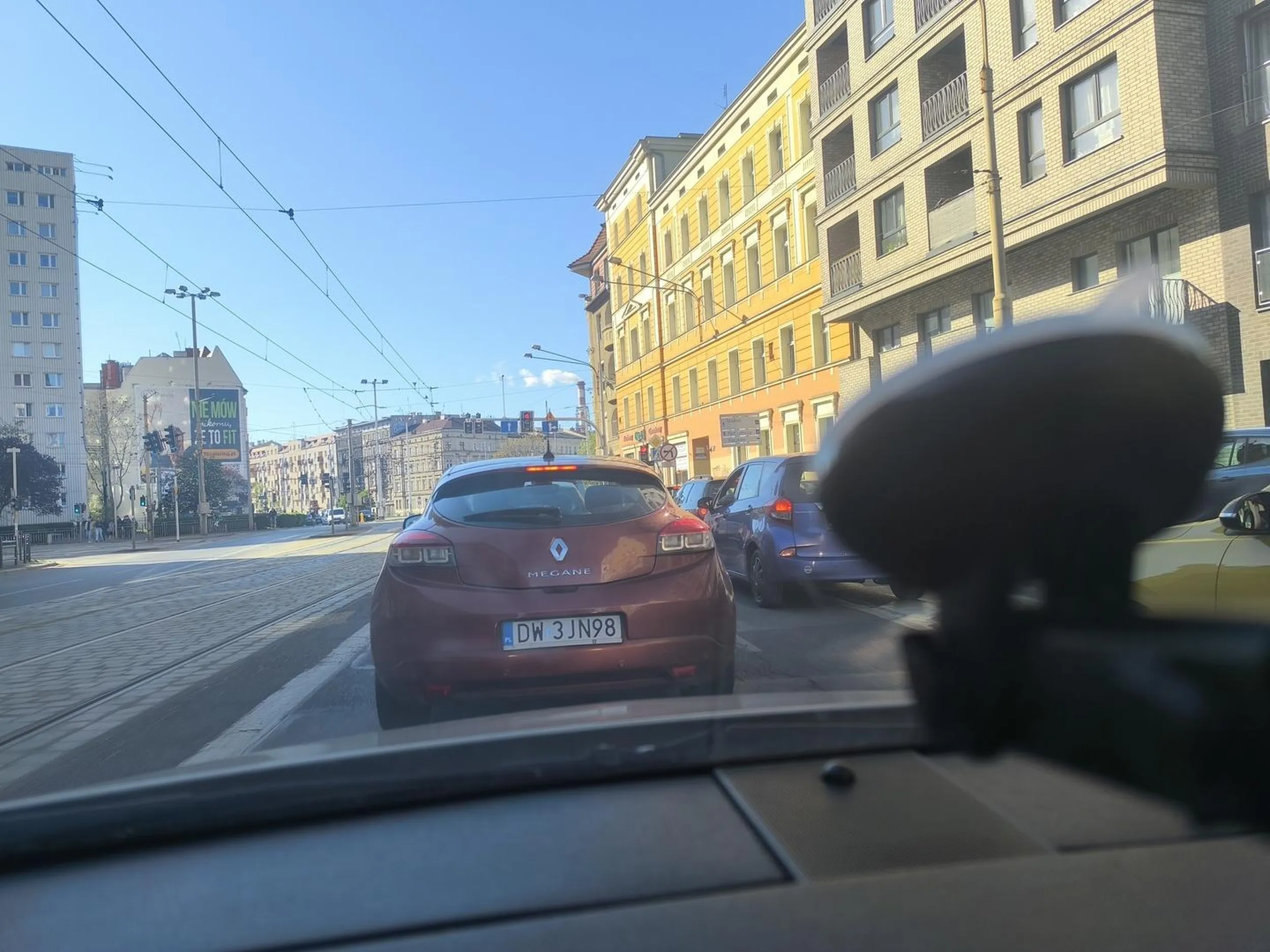 Oj Pan strasznie narwany. Nie wyjechałam na skrzyżowanie ze względu na korek, aby nie stać jak osioł na samym środku. Niestety Pan tyle rozumu nie miał i musiał na mnie gestykulować po czym mnie wyminąć i stać właśnie jak ta pi*da na torowisku ? zdjęcie wykonane już po wszystkim, no wcześniej nie mogłam wyjść z podziwu ?