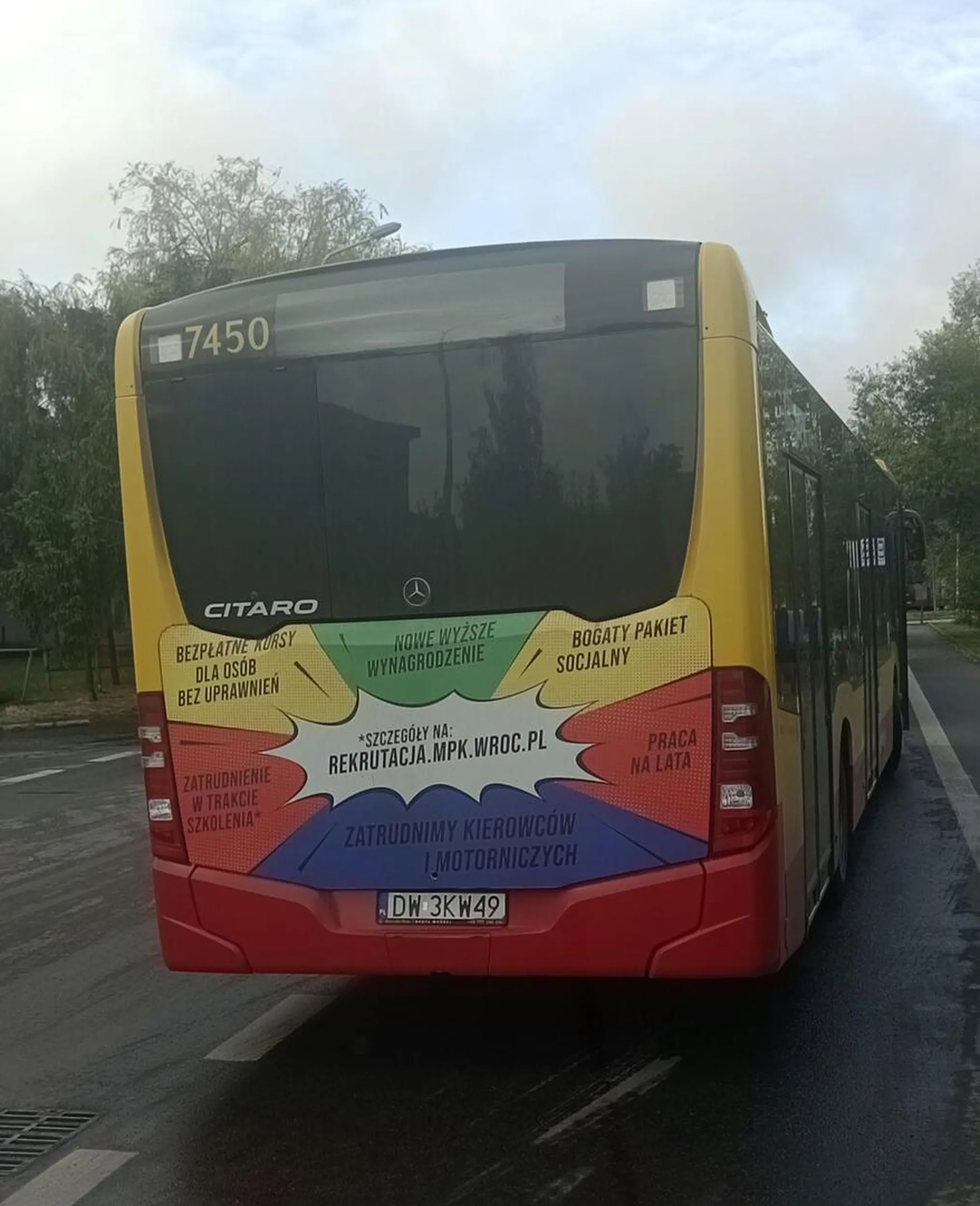8:15 Królewska Wrocław. Nie wiem kto Pani kierowiec wydał prawko na autobus. Ale jak sie kołować na pętli i parkować długim nie nauczyło to na plac manewrowy powrót i nauka.