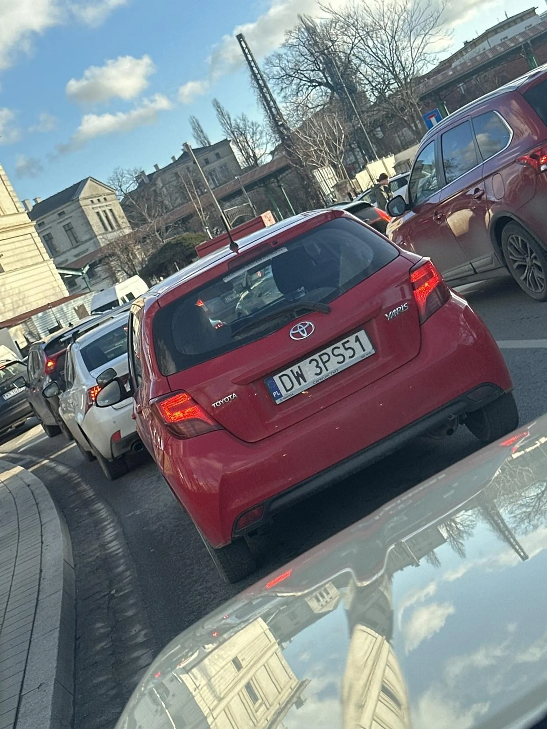 Stary dziad wciska się ta yariska na Hama. Przy okazji uderzył W taxi i uciekł.
