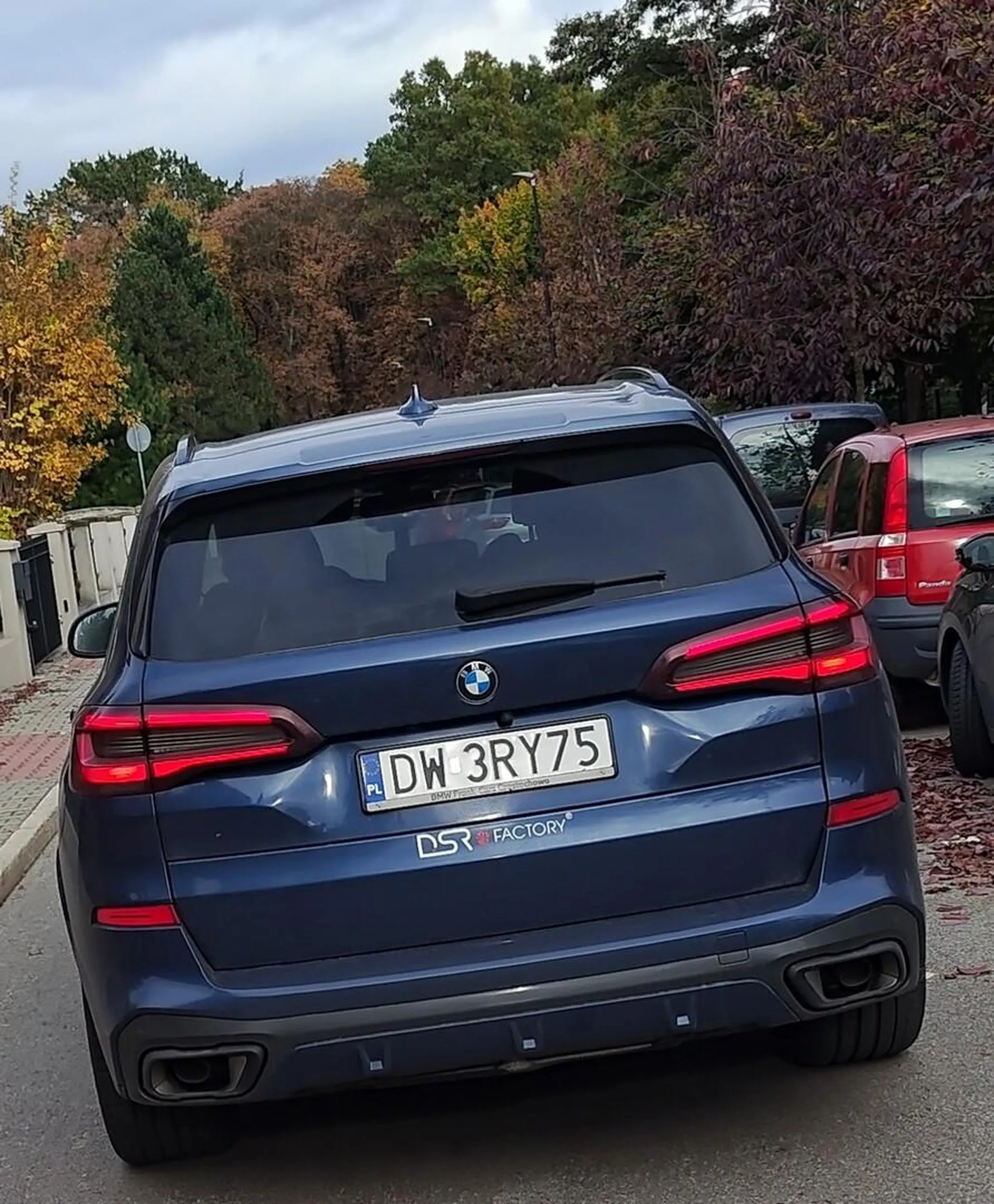 Typowy kierowca BMW... Najpierw wyjechał z miejsca parkingowego nie ustępując mi miejsca. No dobra nie zauważył mnie ,a ja jechałem grzecznie 20km/h na hulajnodze (strefa zamieszkania ,i mogę jechać po drodze ). Jechałem za nim, nagle on się zatrzymał (na środku drogi )i wysiada , zaczął coś do mnie krzyczć. Nie będę mówił że stworzył zagrożenie , bo stworzył , kulturalnie mówiłem żeby jechał. Następnie na skrzyżowaniu równorzędnym nie ustąpił miejsca kierowcy z prawej strony. Po paru metrach znów zatrzymał się nagle na środku drogi i znowu coś do mnie krzyczał. Ostatecznie nasze drogi się rozeszły gdy zobaczył że robię zdjęcie rejestracji, wtedy wreszcie jak na kierowcę BMW przystało nie zatrzymał się na znaku Stop i agresywnie włączył się do ruchu. A to wszystko w przeciągu 3 minut, pierwszy raz widziałem kierowcę tej marki , łamie przepisy, ale przepisowo jedzie 20 km/h w strefie zamieszkania.