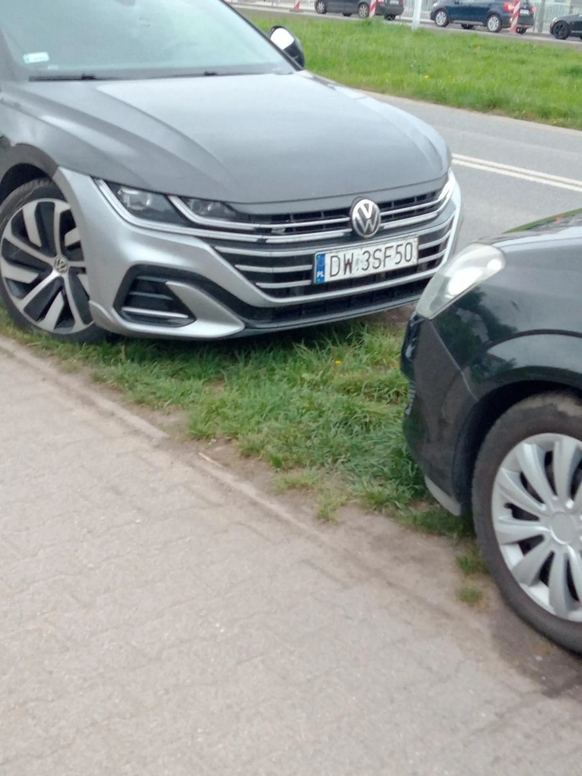 Piękne parkowanie na trawniku. A w kościołku rączki do modlitwy się fałszywie składa