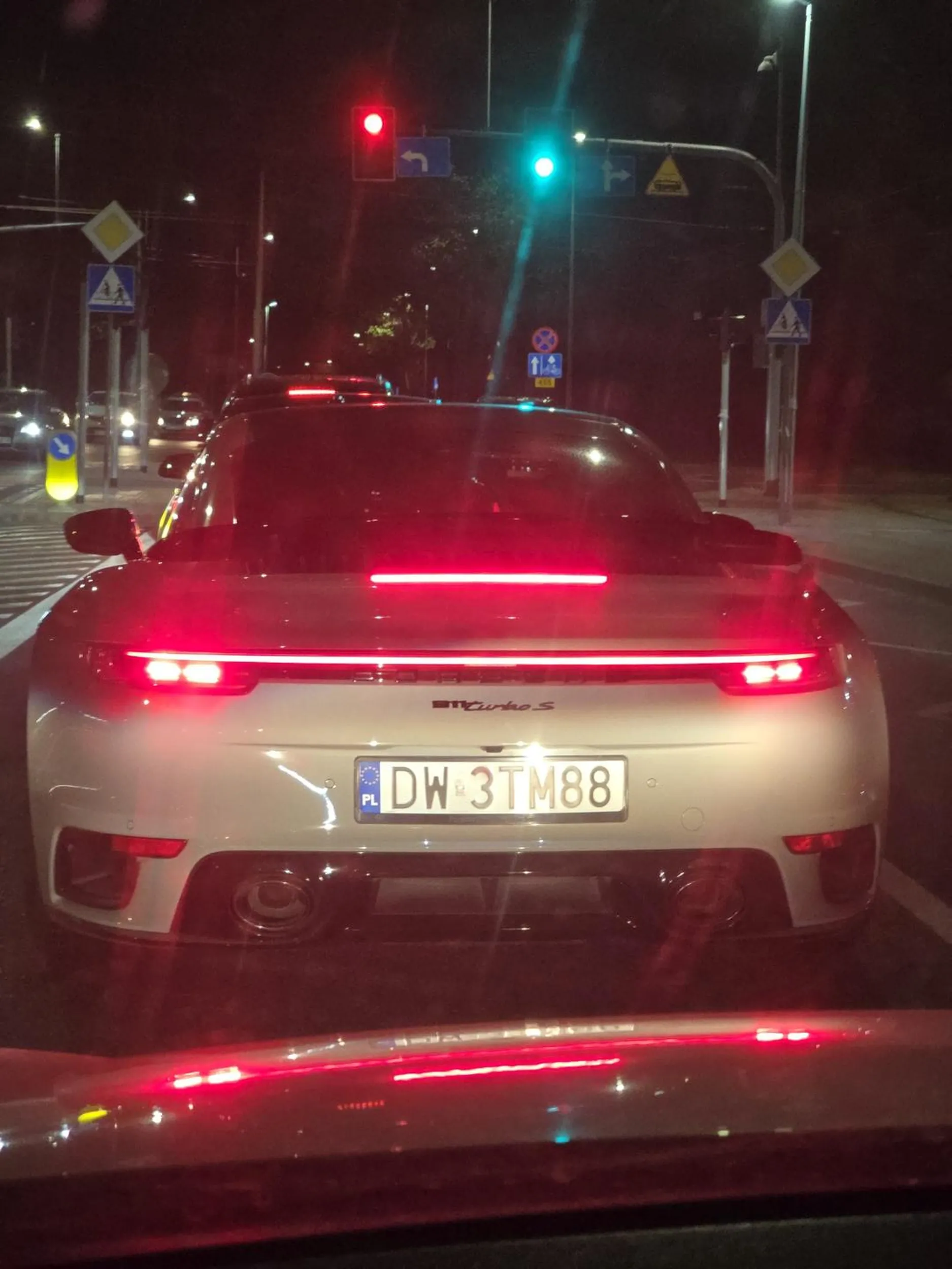 Wyprzedza buspasem z prawej strony na mostach chrobrego, nie uzywa kierunkowskazow. A mijając go widać że ślubie w nosie i bawi się kozami. W sumie już mnie nic nie zdziwi.