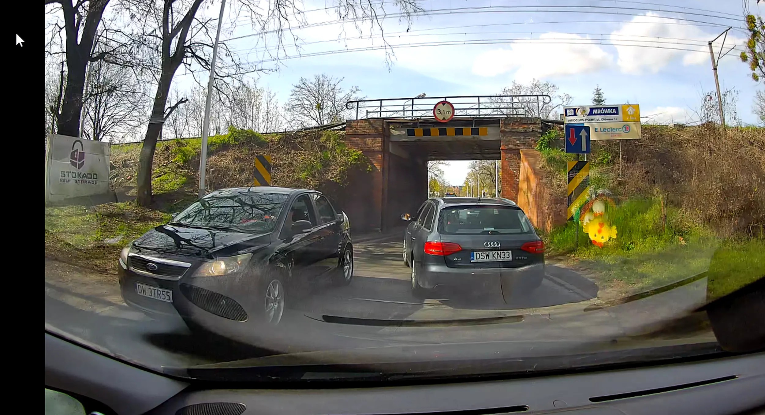 Gość wjebał się na czerwonym pod wiadukt jednokierunkowy i zablokował ruch