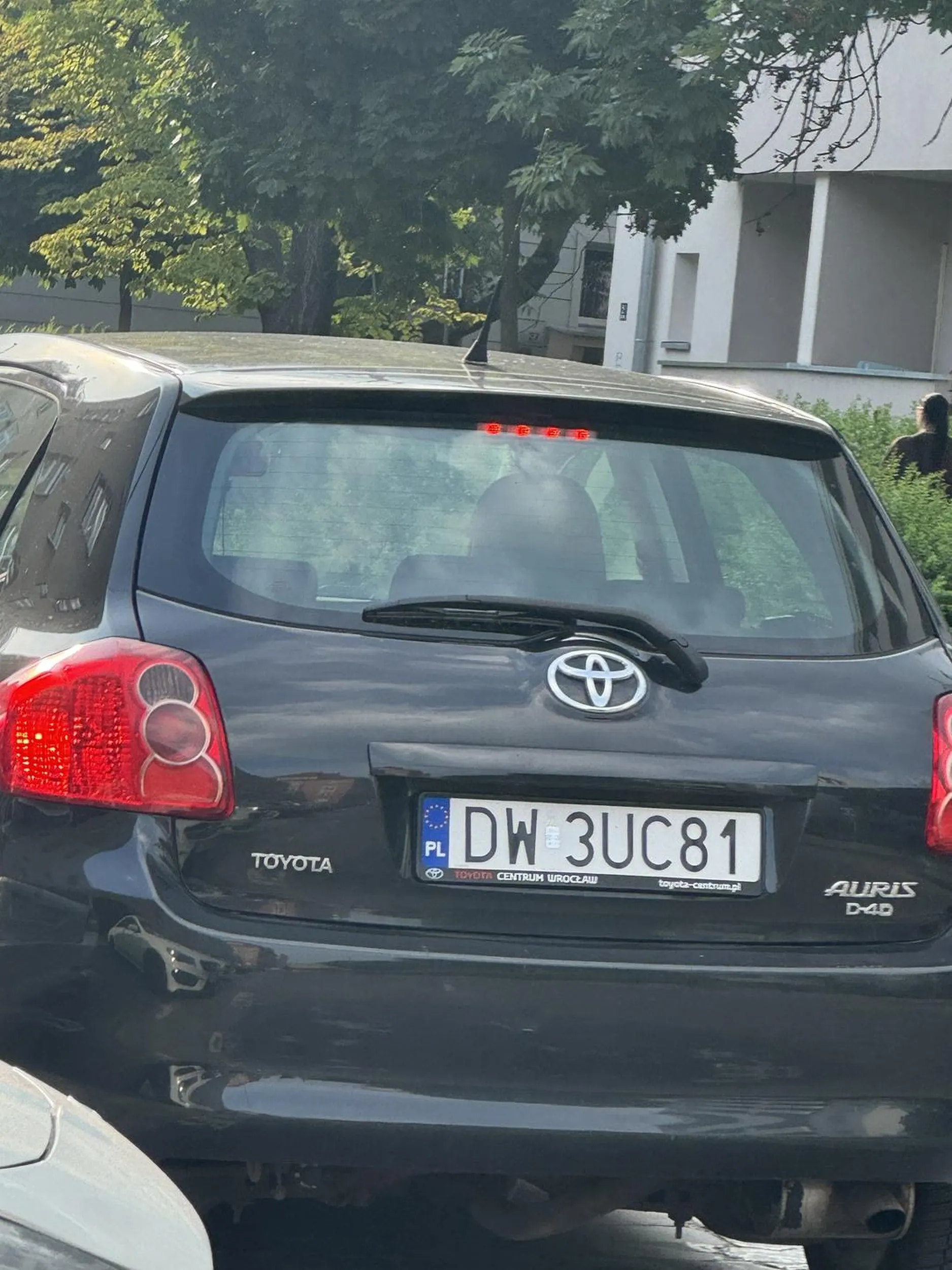 Kobieta nierównoważona psychicznie. Jak ktoś zajmie miejsce parkingowe, które ona uroiła sobie jako te na którym chce zaparkować to wyzywa, obraża i grozi że zniszczy samochód jak się odejdzie od niego. Sprawa zgłoszona na policję.