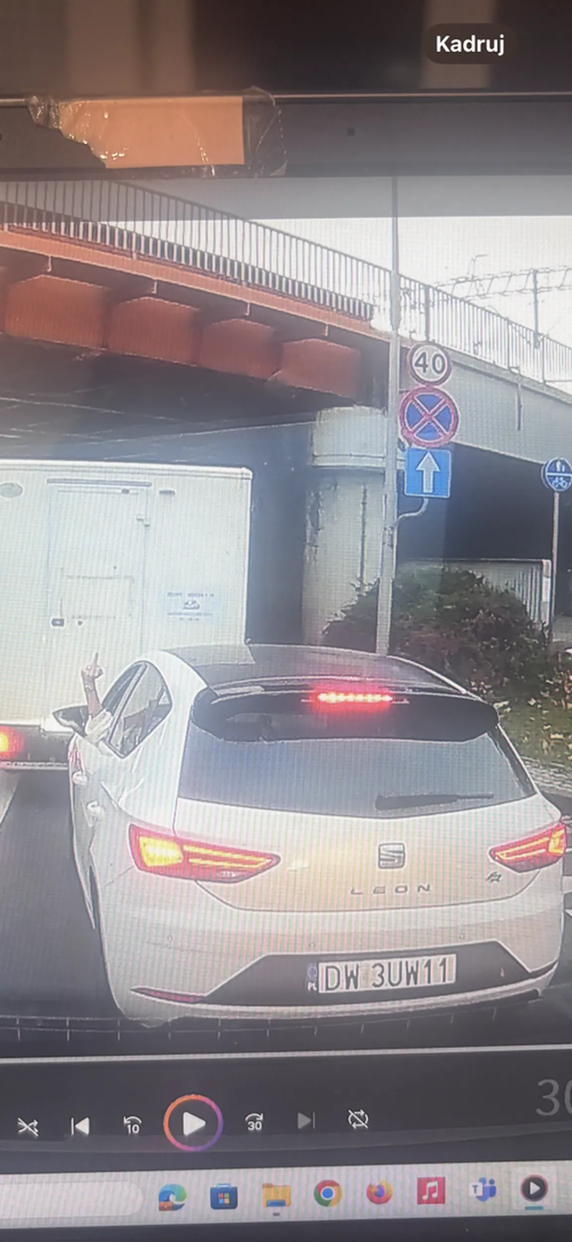 Kończący się pas, jazda na suwak, wszyscy potrafili, tylko nie pani. Pani postanowiła nie wpuścić, pojechać przez ciągłą na drugi pas, byleby wyszło na jej. A na koniec środkowy palec. Zwieńczeniem było malowanie rzęs za kółkiem i nie przepuszczenie pieszego na pasach.