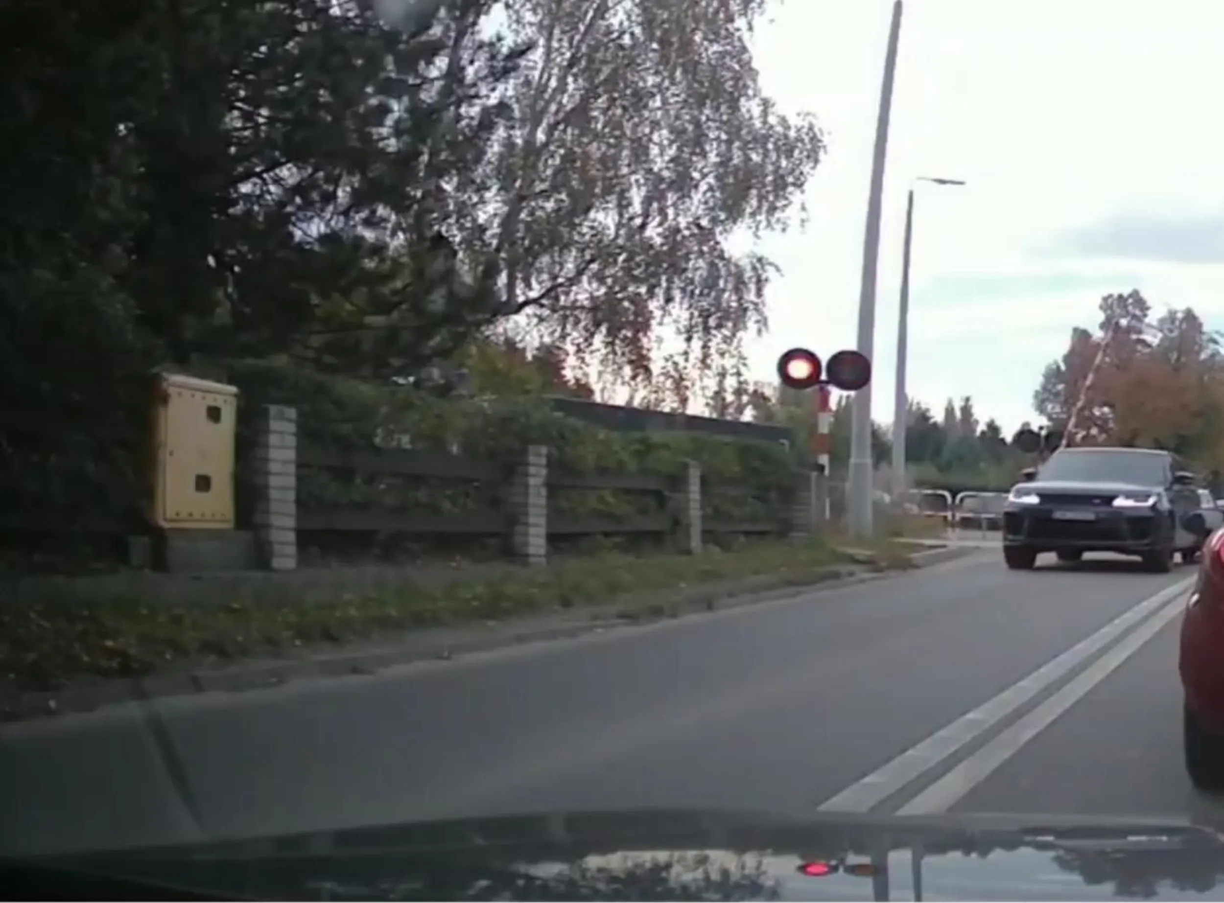 Niezły jesteś kierowco Range Rovera. Bardzo Ci się spieszyło? Ciesz się, że pociąg nie jechał przez ten przejazd