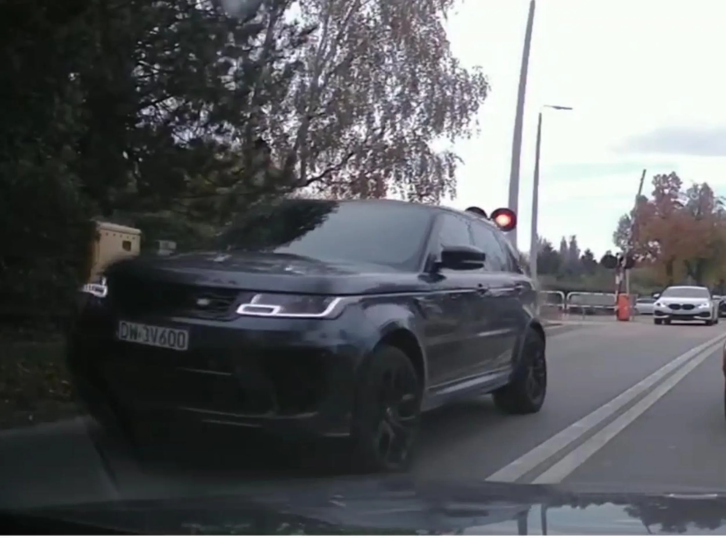 Niezły jesteś kierowco Range Rovera. Bardzo Ci się spieszyło? Ciesz się, że pociąg nie jechał przez ten przejazd