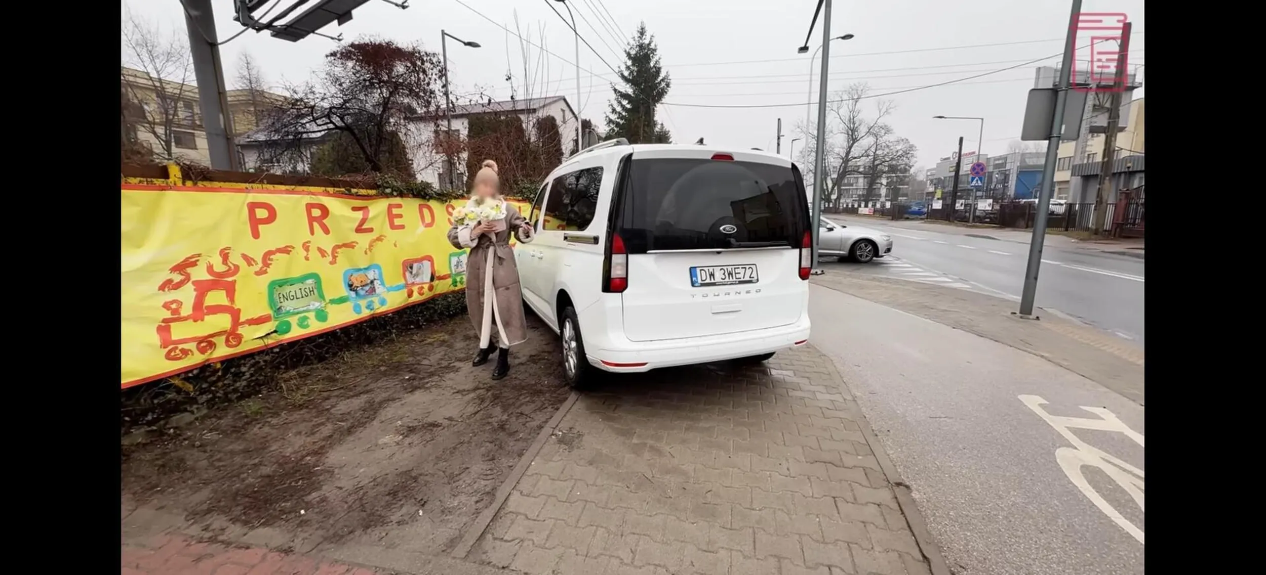 Pani uważa ze mozna parkowac i jeździć po chodniku