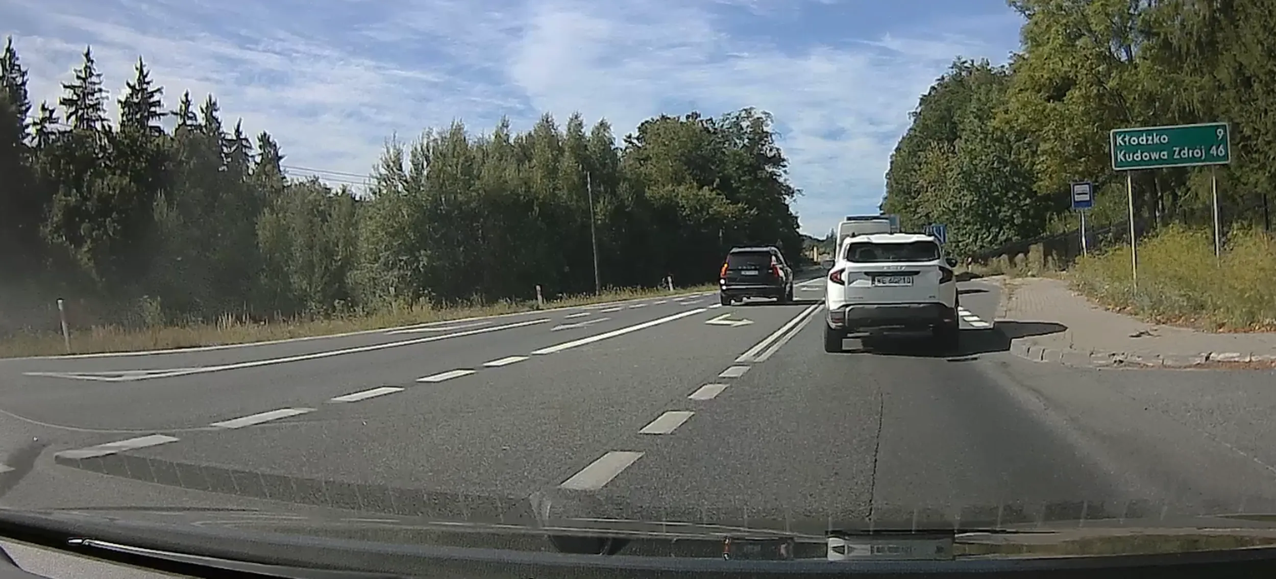 Wyprzedzanie na podwojnej ciaglej, pasie do skretu z przeciwnego kierunku i po wyspie.