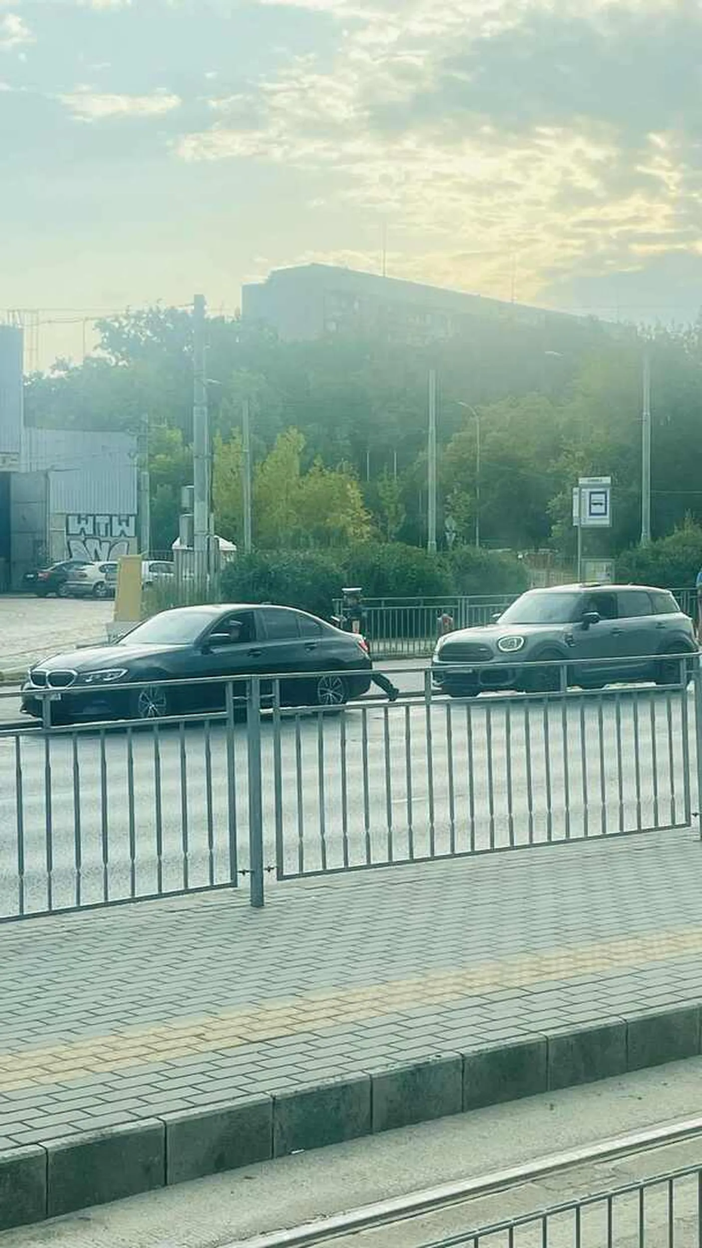 Uwaga na tych panów! Najpierw chcą się ścigać a potem człowieka zatrzymują i opowiadają coś o jakichś kwotach i punktach.