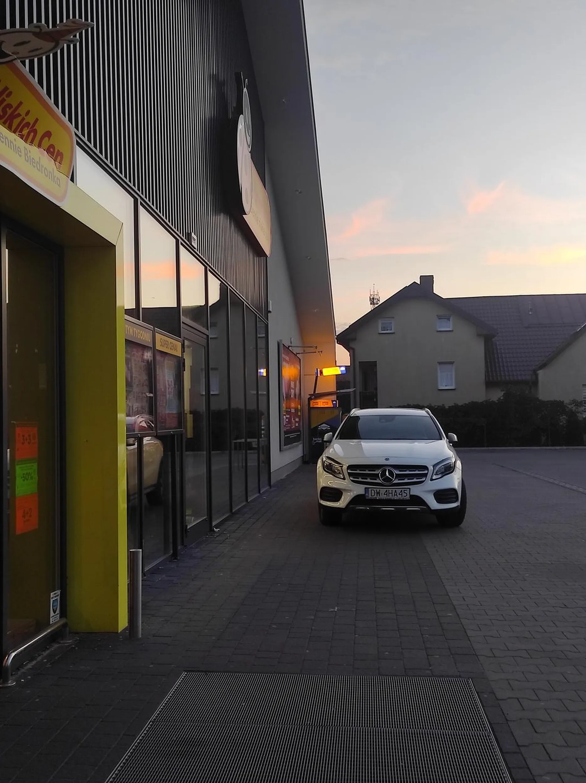 prawdziwie sceniczny obraz - swieta krowa na "miejscu parkingowym premium"