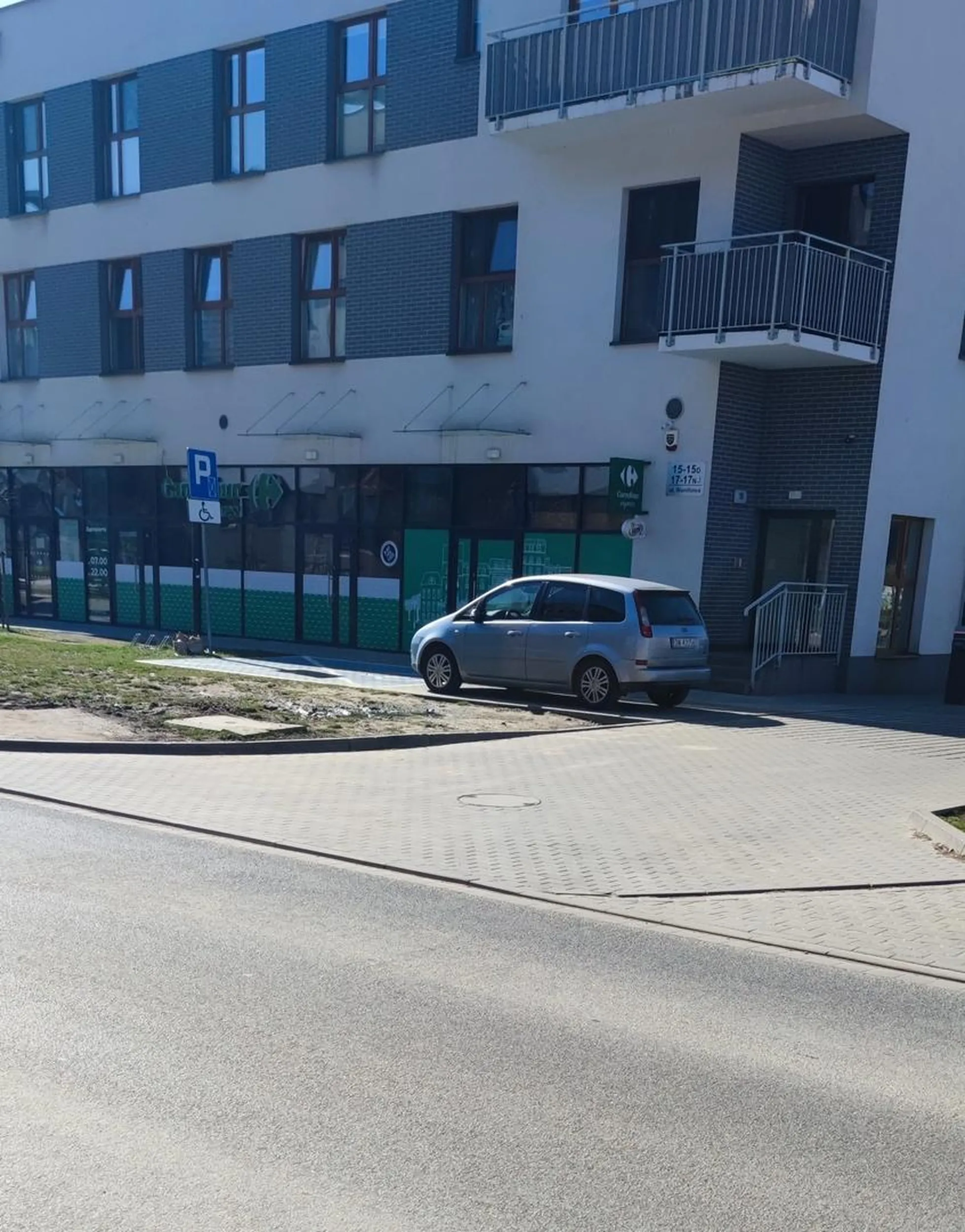 blokowanie wjazdu na miejsce postojowe dla osoby niepełnosprawnej