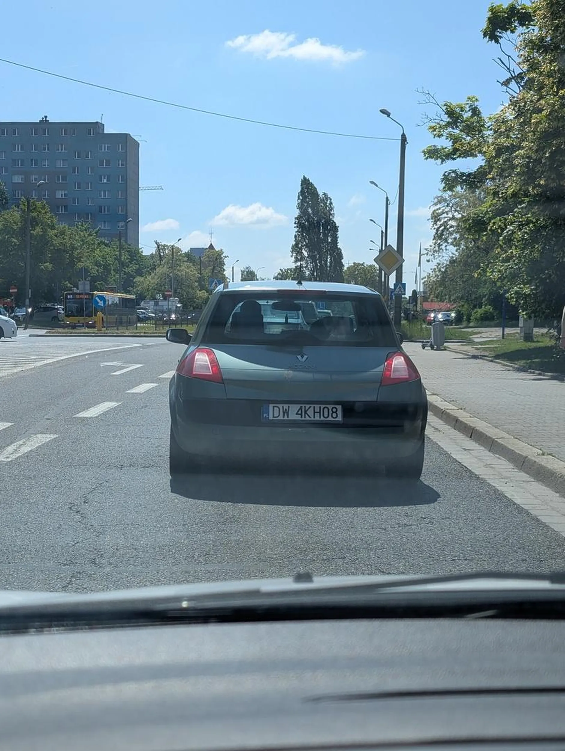 Autem jeździ para śmieciarzy, wyrzucają przez okno pety i jakieś śmieci na drogę, moglibyście kolejnym razem zeżreć te swoje pety.