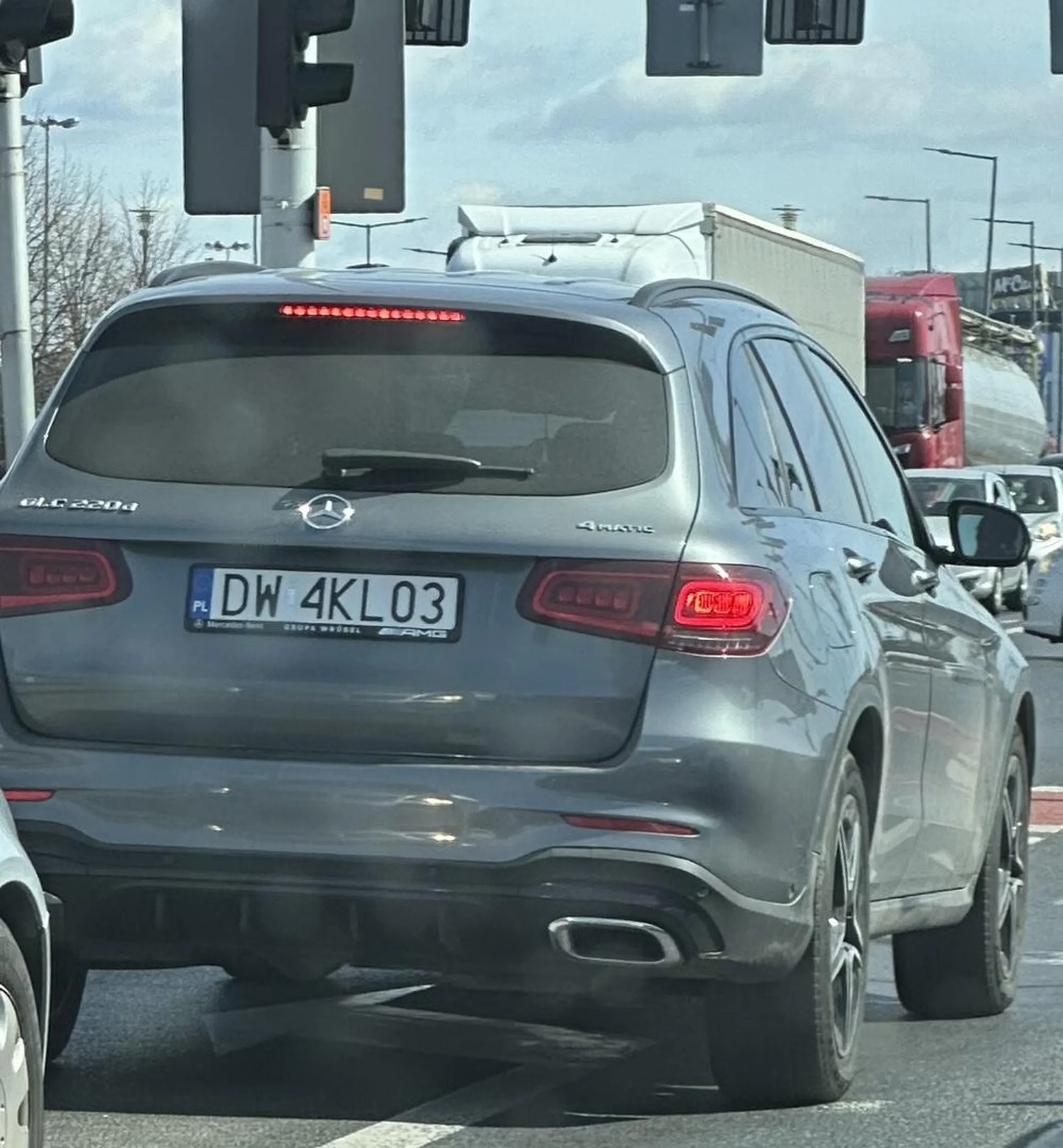Dziękuję, że chciałeś mnie staranować z drogi ścinając zakręt. Naucz się jeździć bucu albo kup sobie rower.