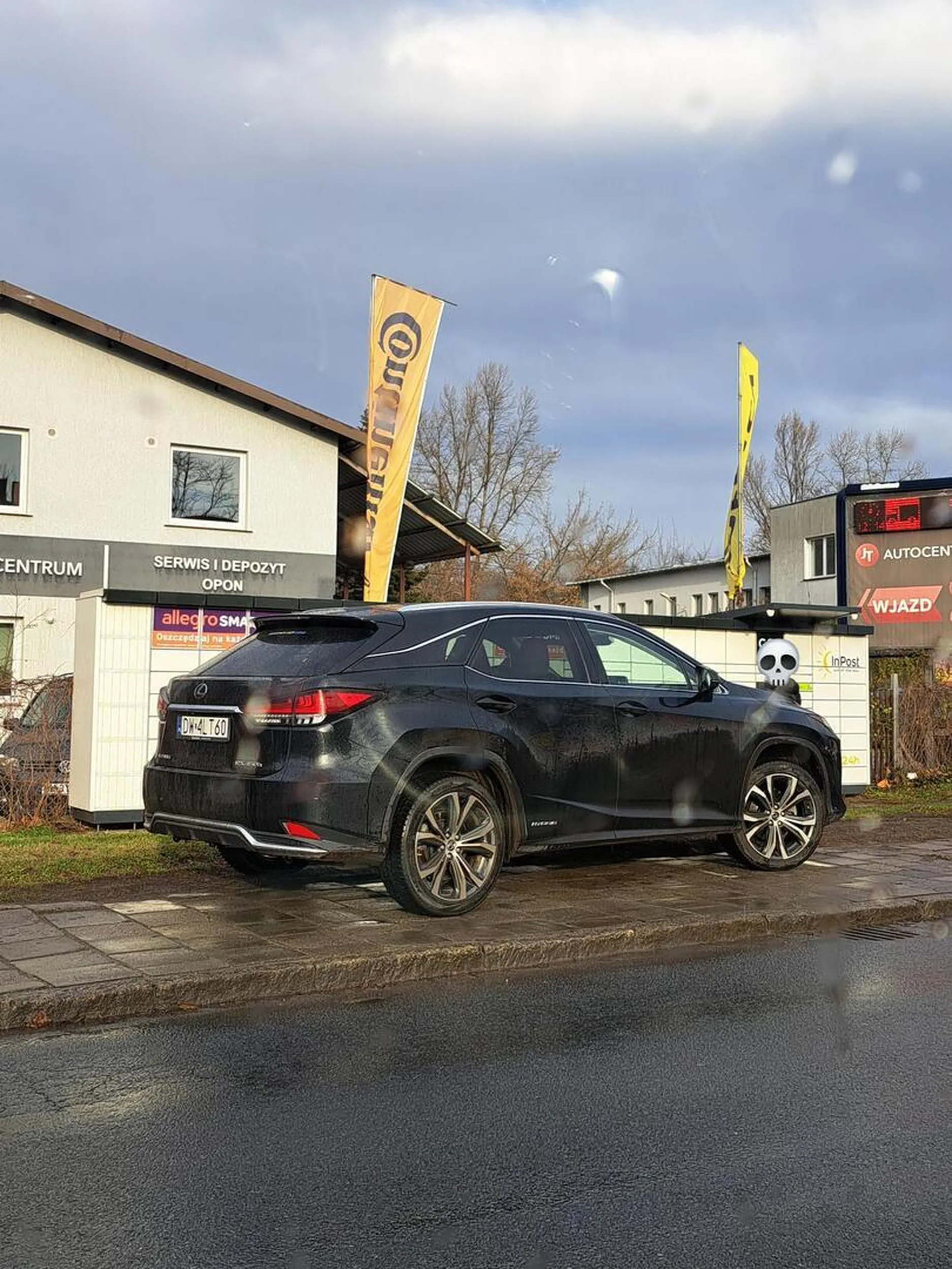 Auto elegancko zaparkowane to i paczke można odebrać