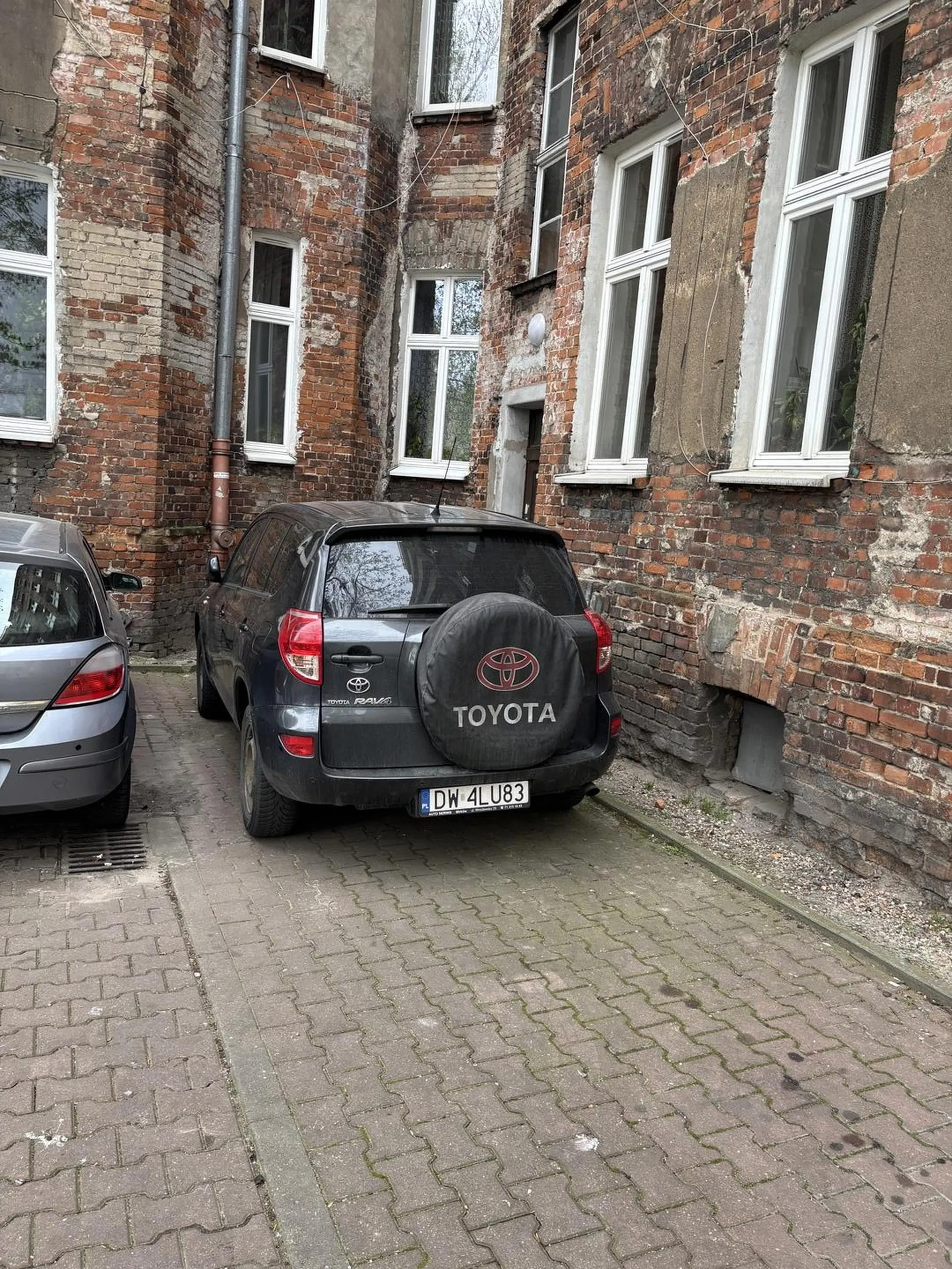 Gratuluję Bartłomiej Figlerowicz zastawienia bramy wejściowej do budynku ! Fajnie że wizytówkę zostawiasz !