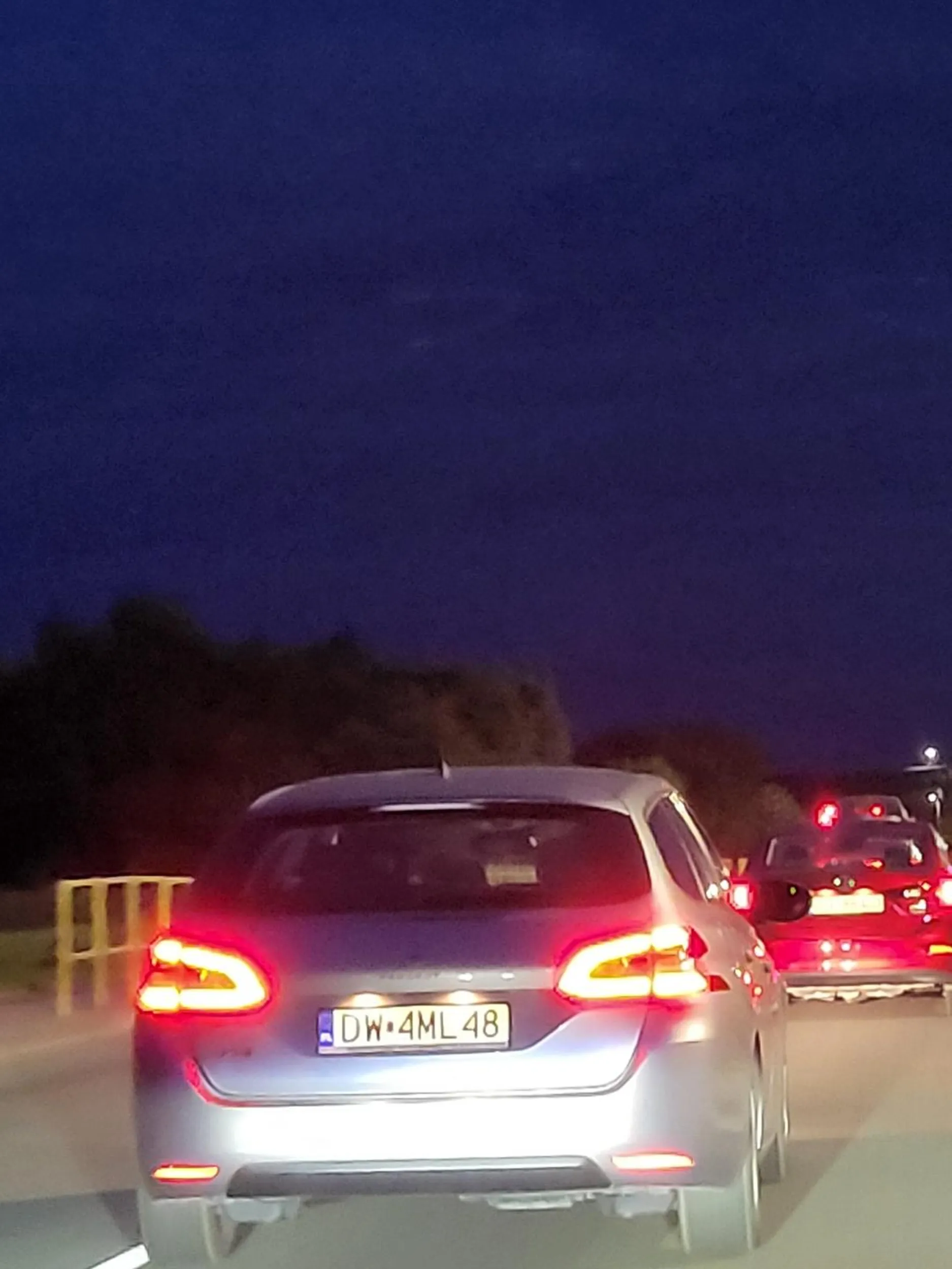 Gościu, w dniu 22.08.25 około godz 20 na odcinku drogi krajowej 74 z Piotrkowa do Kielc powinieneś  stracić prawo jazdy z 4 razy, wyprzedzanie na podwójnej ciągłej,  na przejściu dla pieszych , w terenie zabudowanym  ja,da z prędkością powyżej 100 km/h. Tylko czekać aż stanie się tragedia.