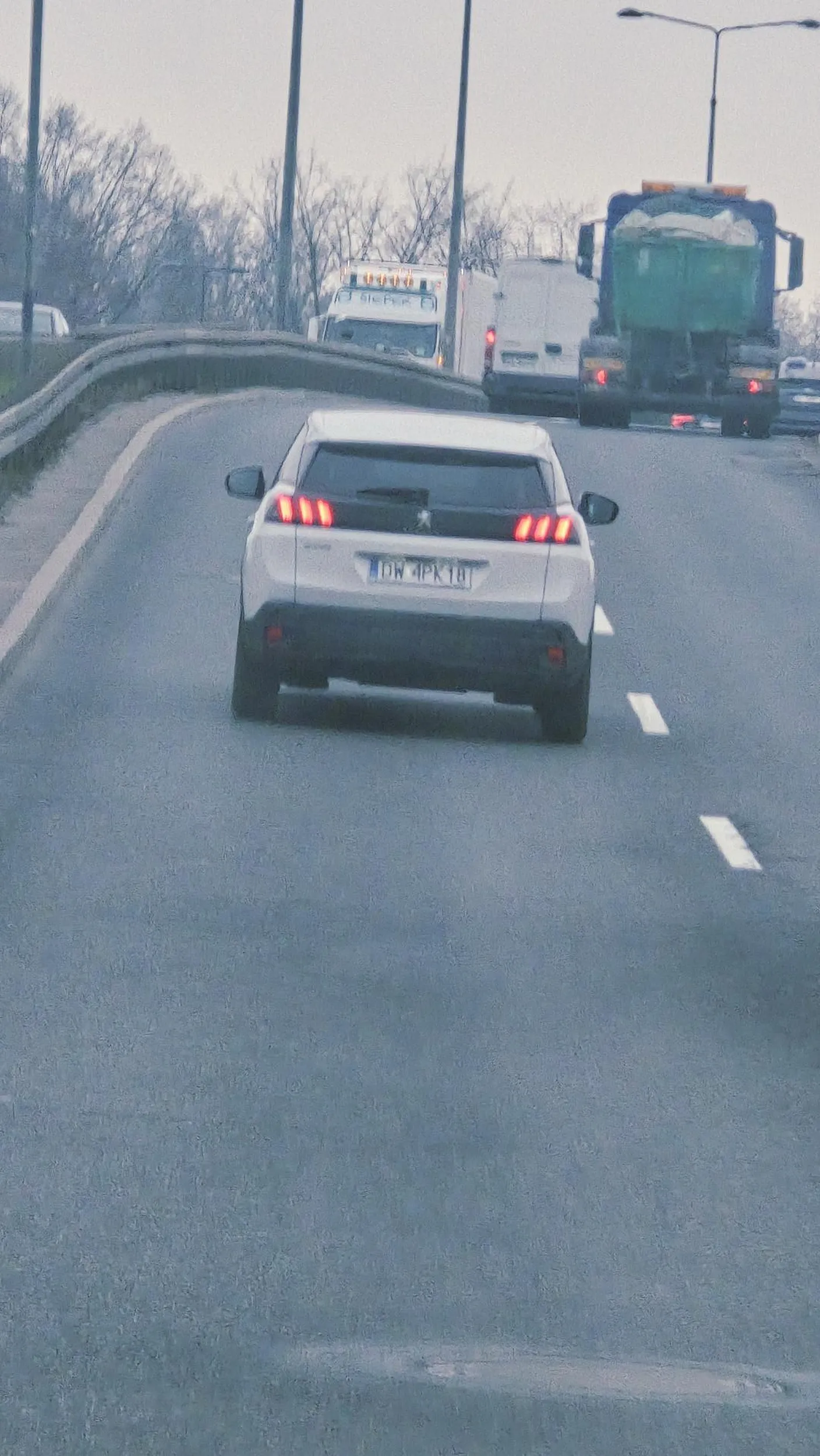 Agresywny kierowca bez wyobrazni. Zablokował Jerozolimskie klocac sie z jakimś innym gosciem. Był korek przez nich. Później na prostej drodze zachamował do zera by ten drugi wjechał mu w dupę. Wykonywał bardzo agresywne ruchy i stwarzał zagrożenie na drodze. I uwaga! Z przodu w foteliku małe dziecko!!! Gościu jesli to czytasz to wiedz ze stworzyłeś ogromne zagrożenie dla zdrowia i życia swojego dziecka. Trzeba pracować nad emocjami.