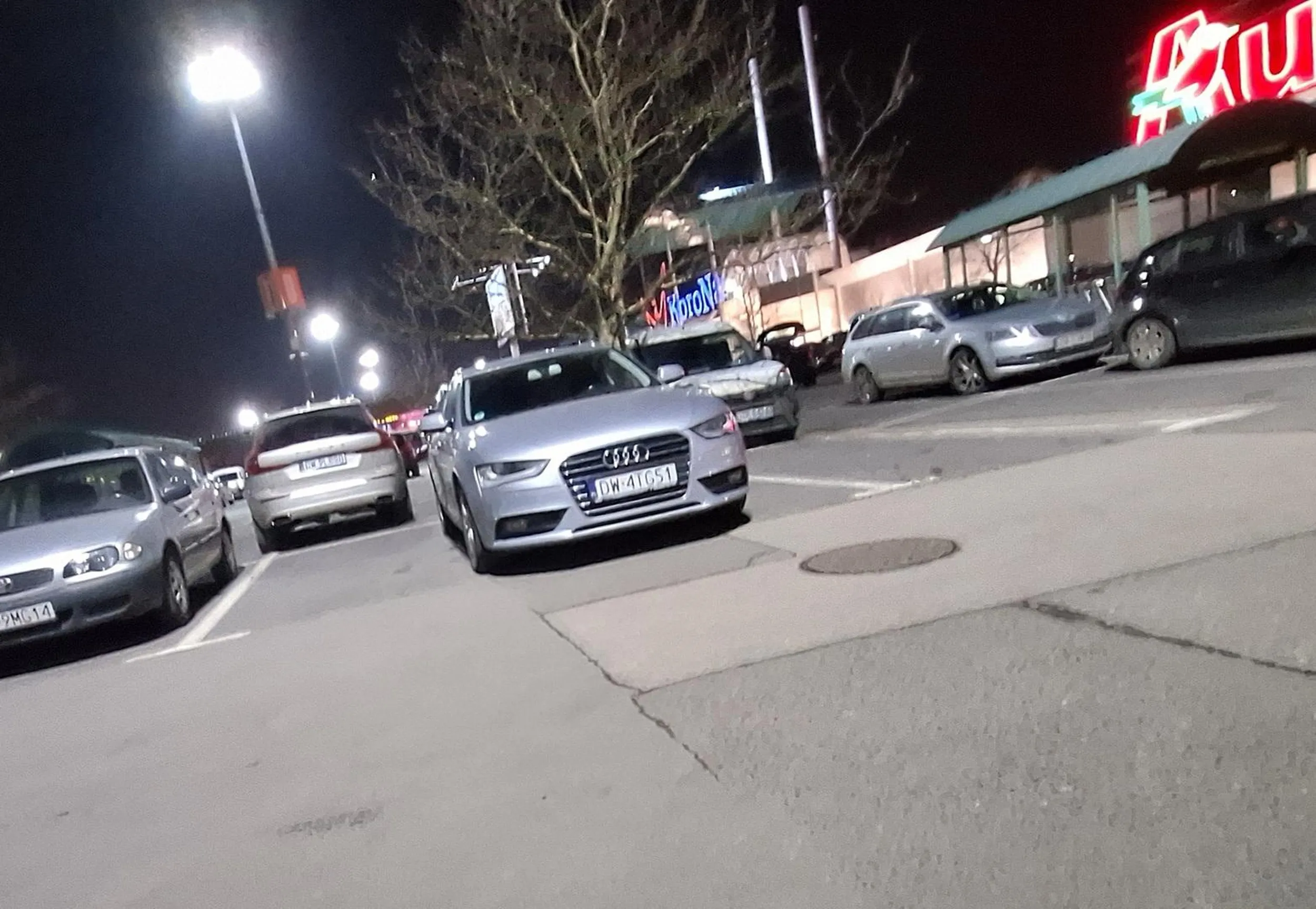 Gdy ego masz większe od samochodu i musisz je parkować na dwóch miejscach